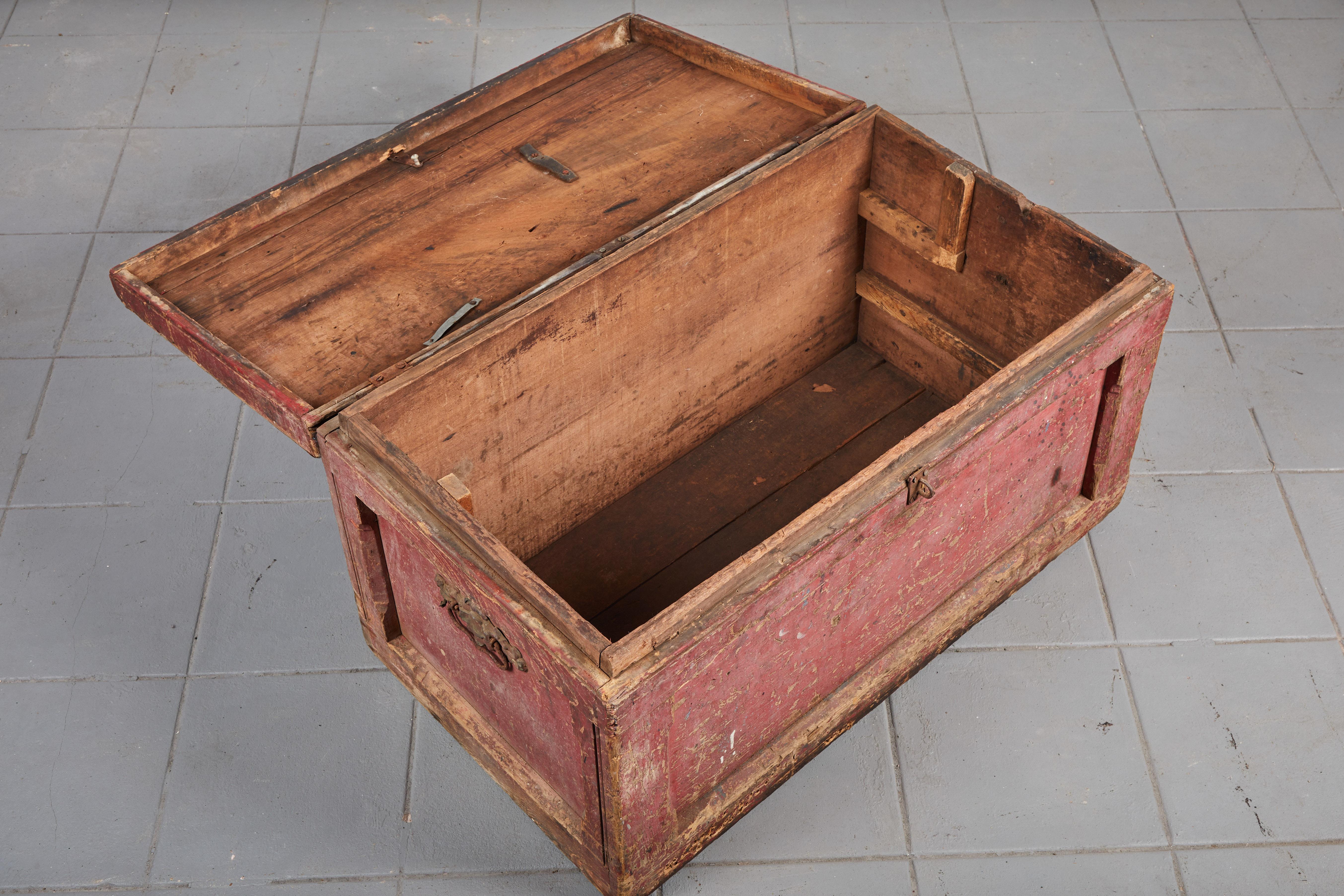 Early American Rustic Trunk with Zinc Top 4