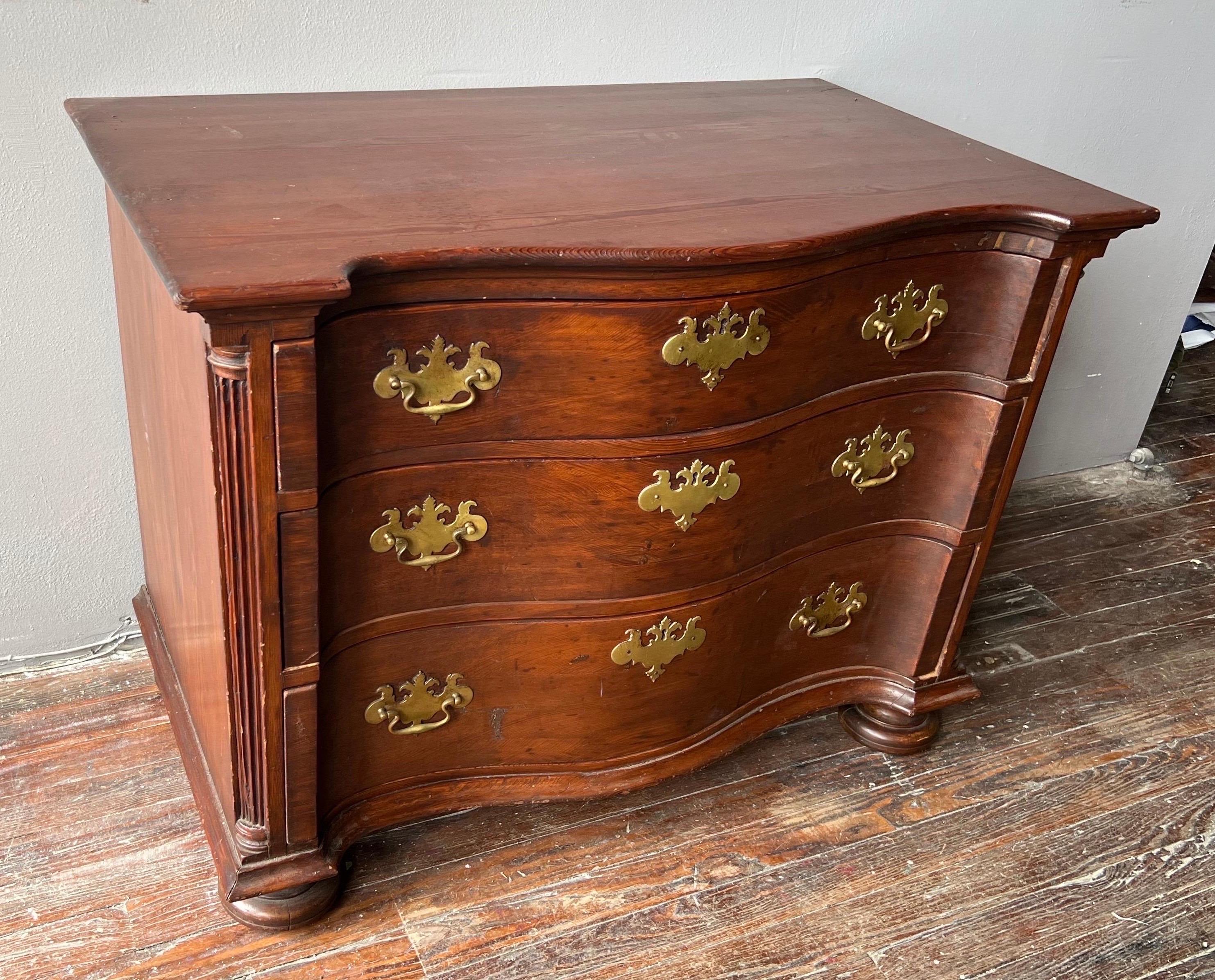 Early American Serpentine Chest, possibly Southern  In Good Condition For Sale In Charleston, SC