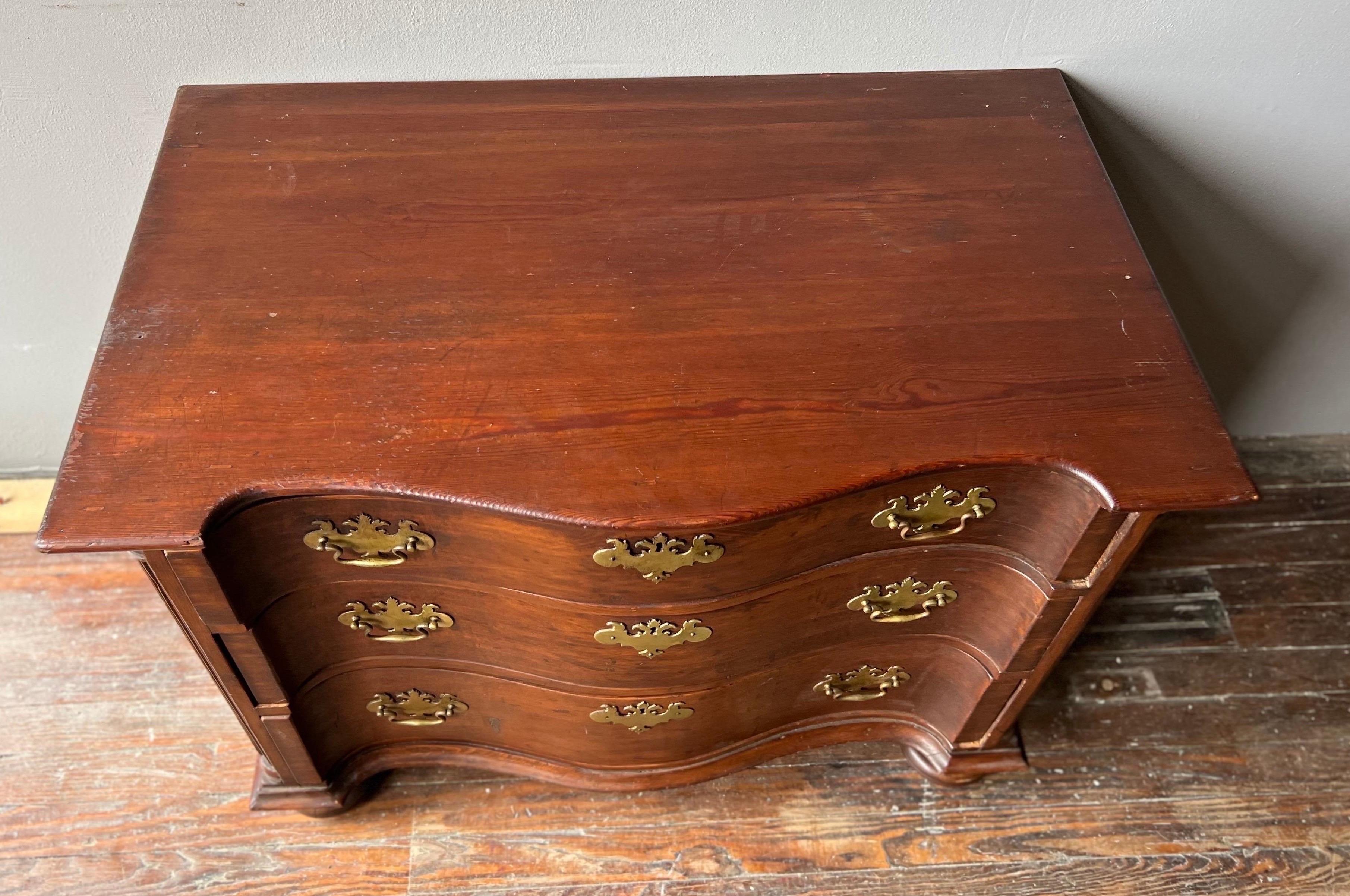 18th Century Early American Serpentine Chest, possibly Southern  For Sale