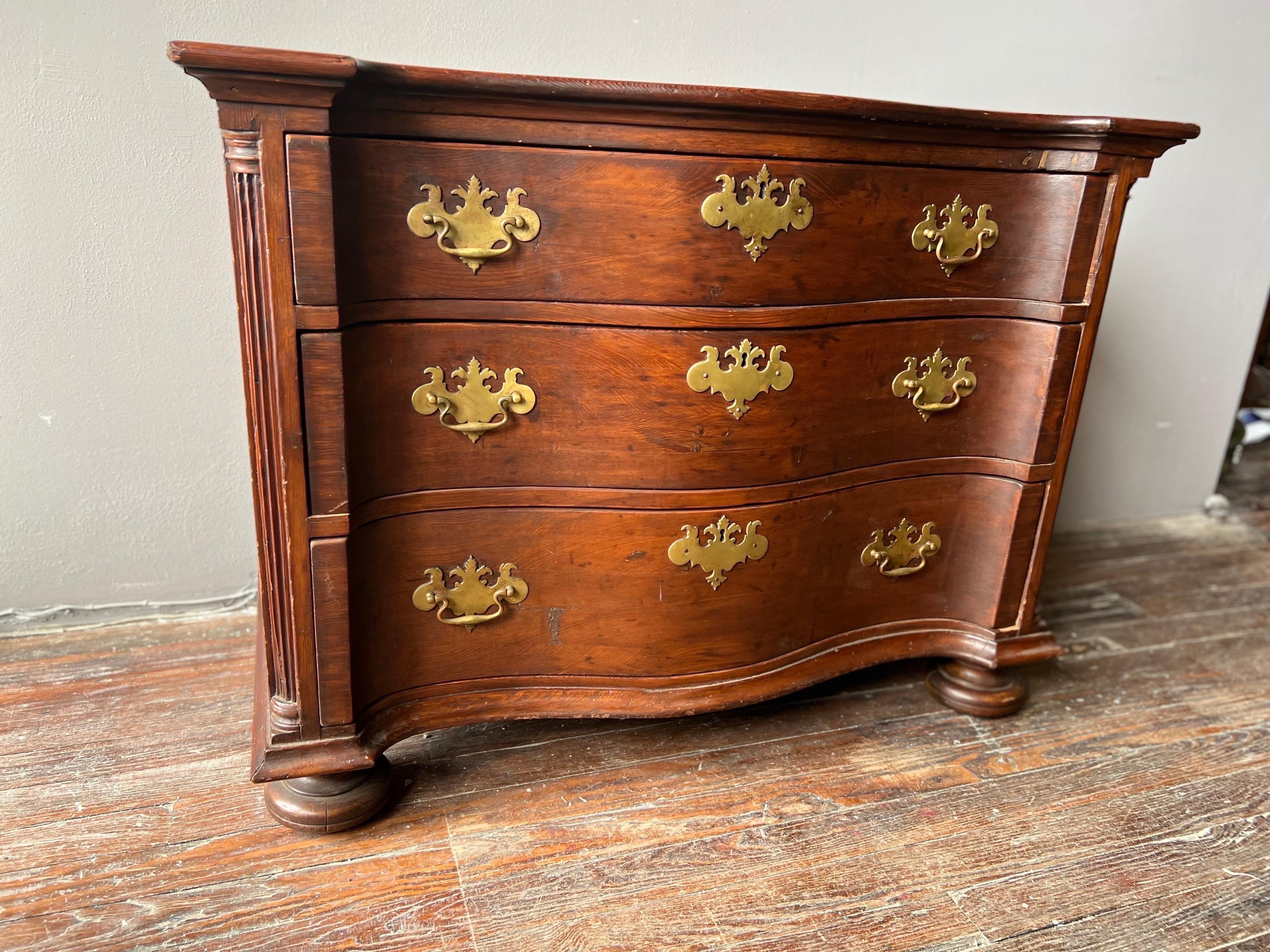Early American Serpentine Chest, possibly Southern  For Sale 2