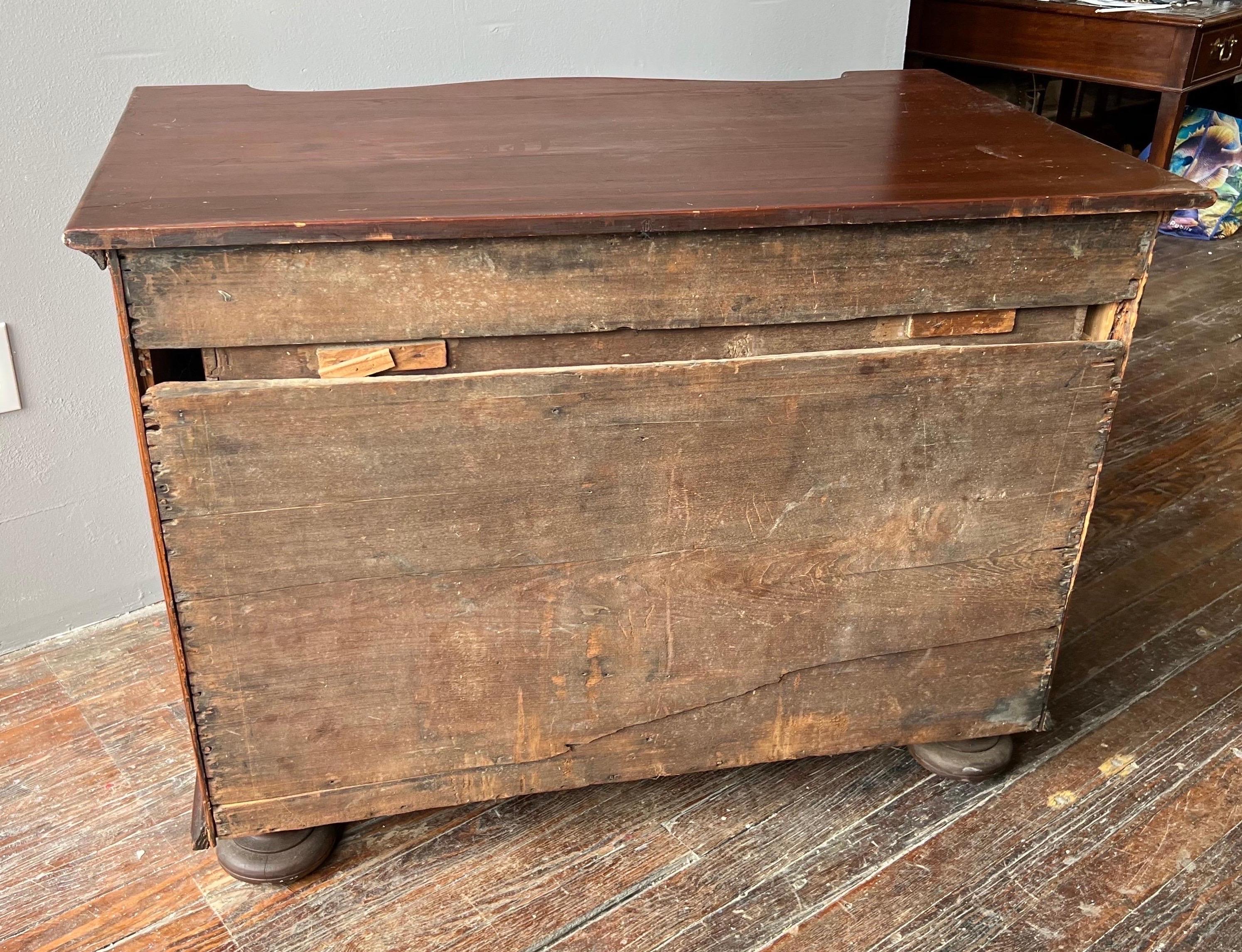 Early American Serpentine Chest, possibly Southern  For Sale 3