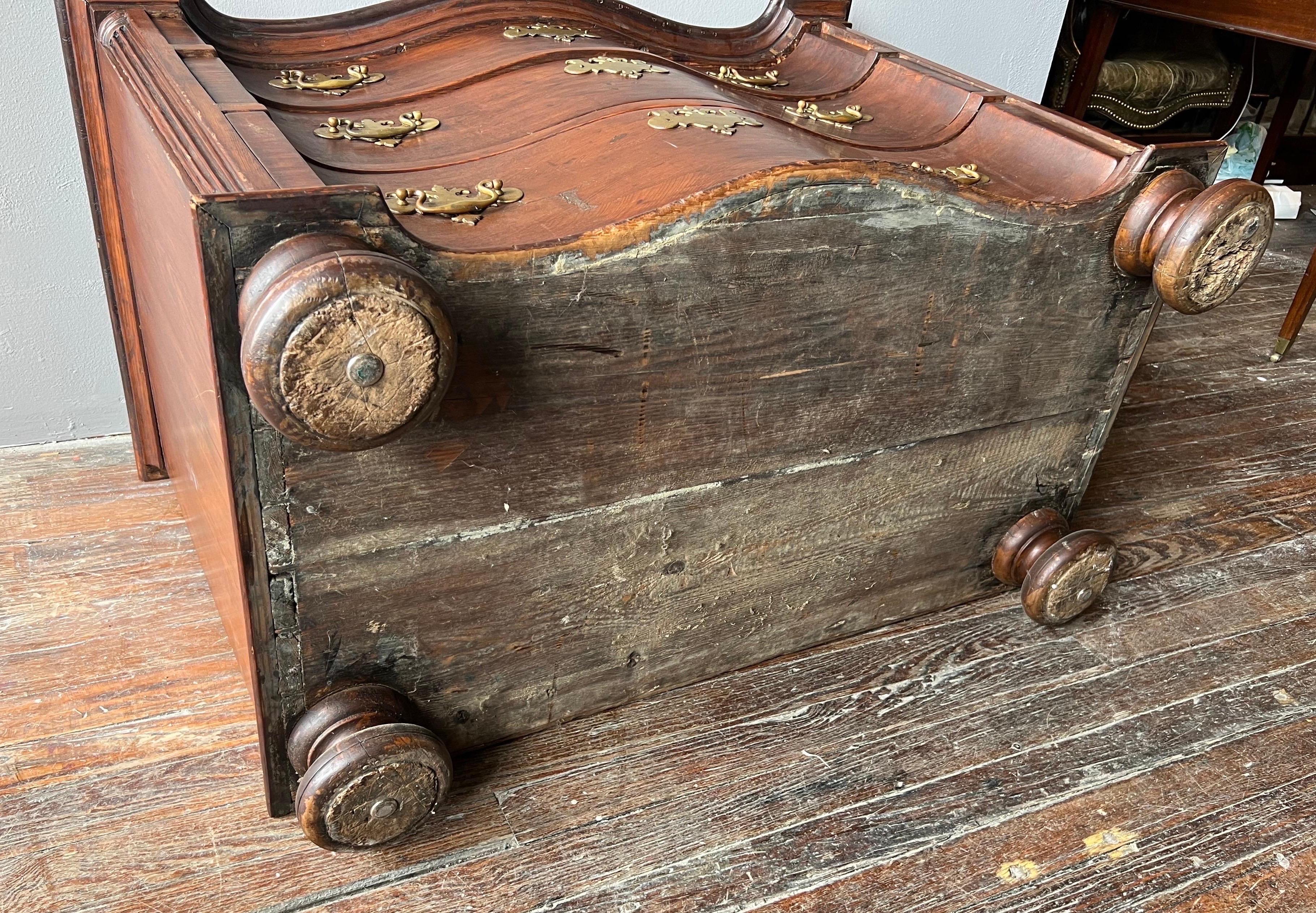 Early American Serpentine Chest, possibly Southern  For Sale 4