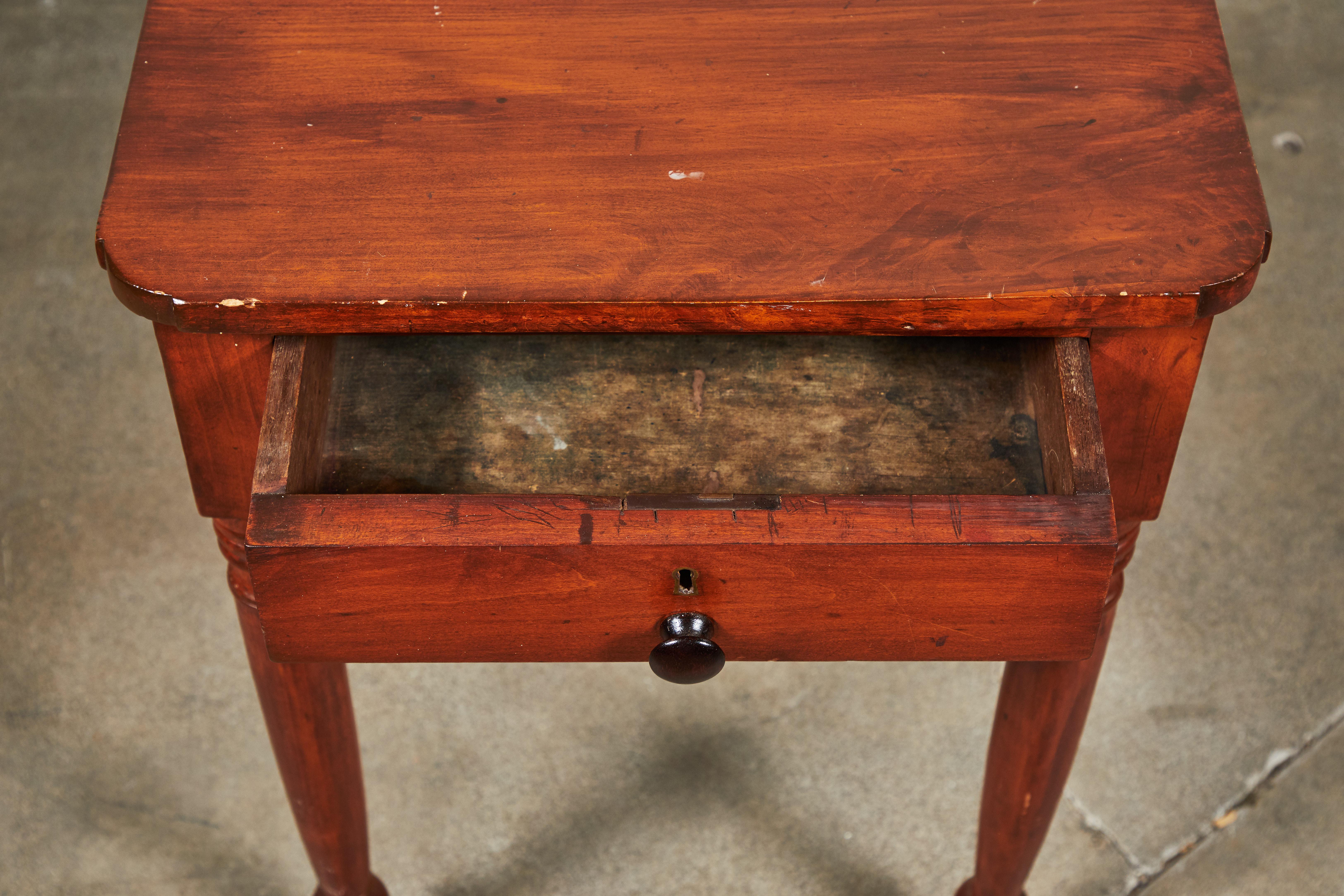 20th Century Early American Side Table with Drawer and Turned Legs