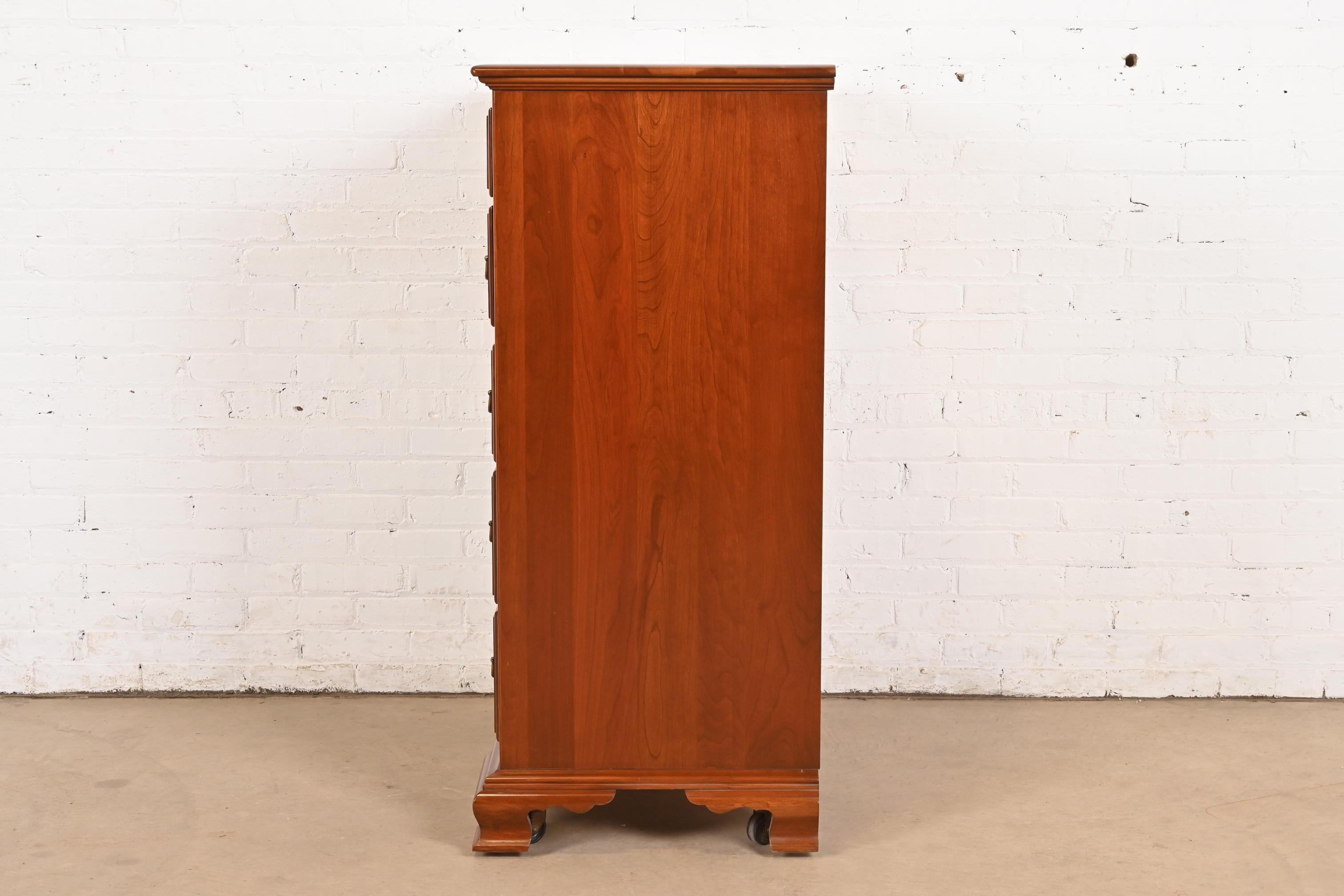 Commode haute à six tiroirs en bois de cerisier massif du début de l'Amérique en vente 3