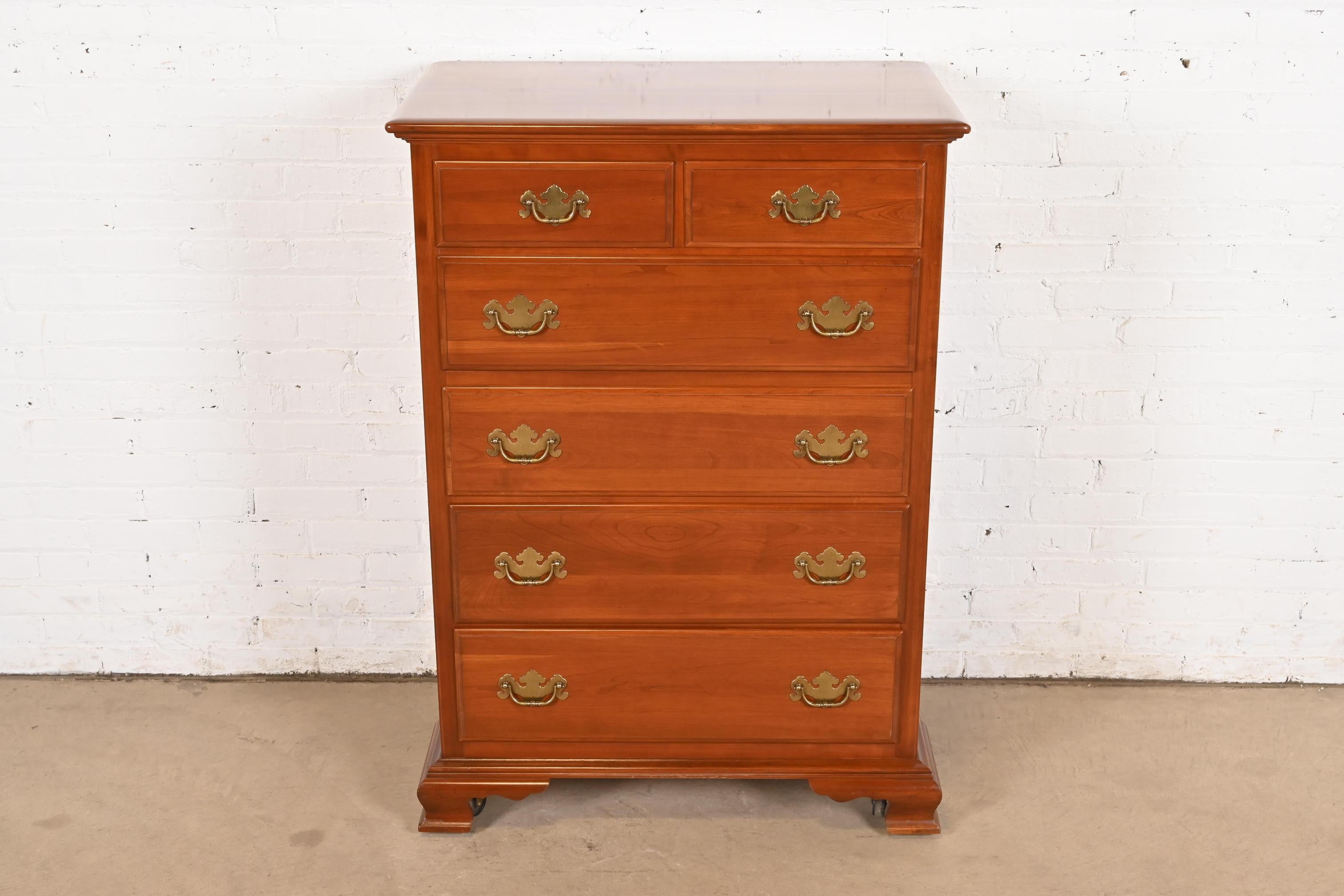 Georgien Commode haute à six tiroirs en bois de cerisier massif du début de l'Amérique en vente