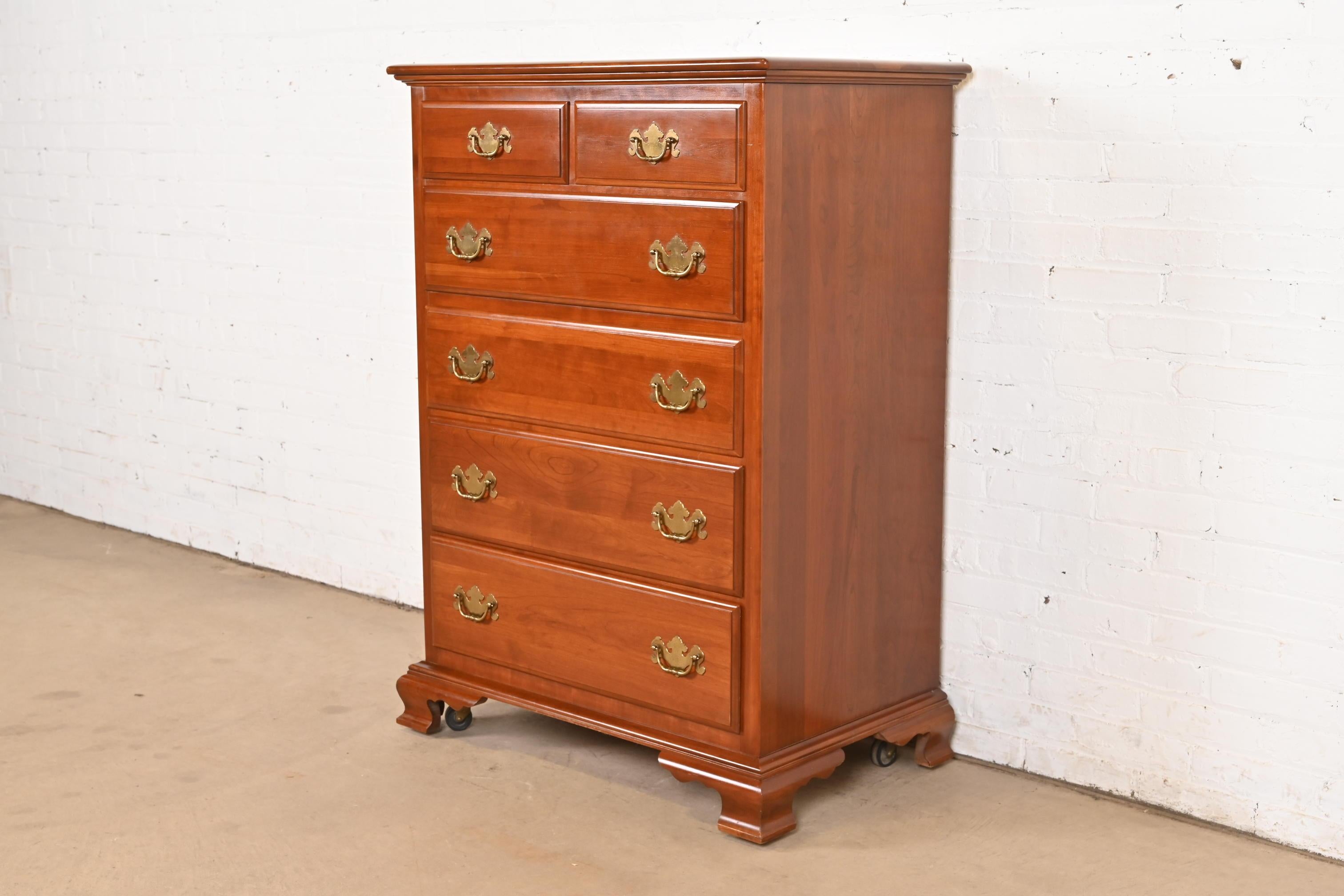 Américain Commode haute à six tiroirs en bois de cerisier massif du début de l'Amérique en vente