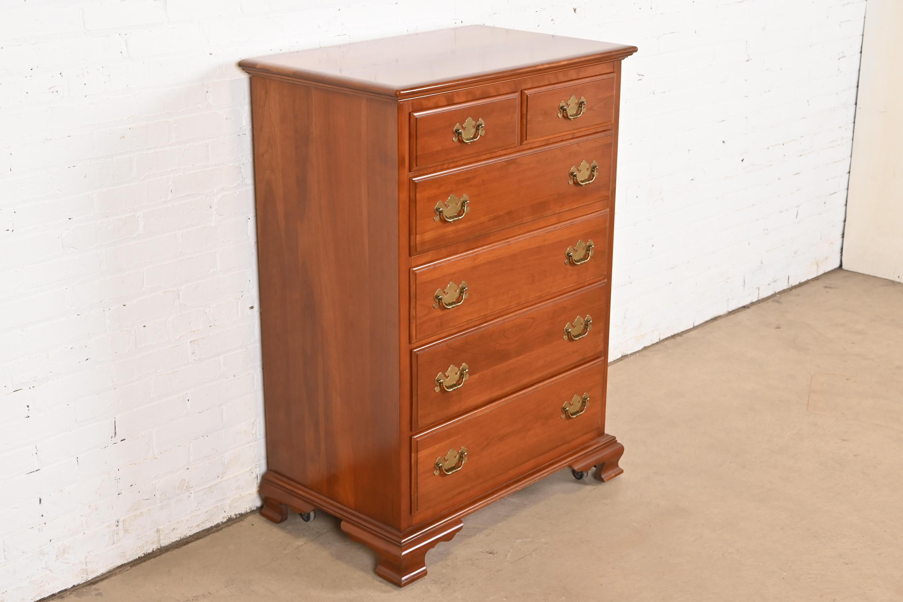 Commode haute à six tiroirs en bois de cerisier massif du début de l'Amérique Bon état - En vente à South Bend, IN