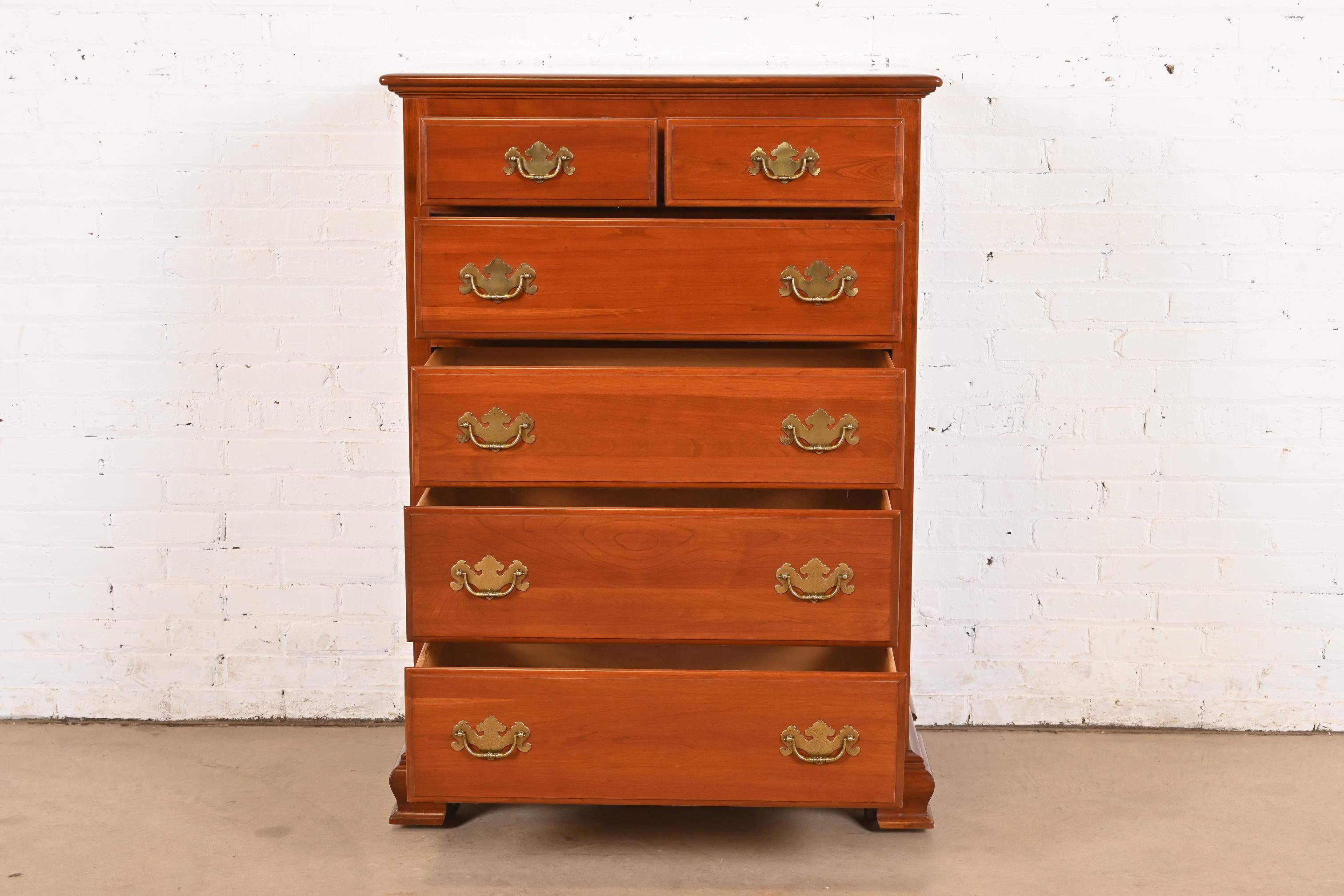 20ième siècle Commode haute à six tiroirs en bois de cerisier massif du début de l'Amérique en vente