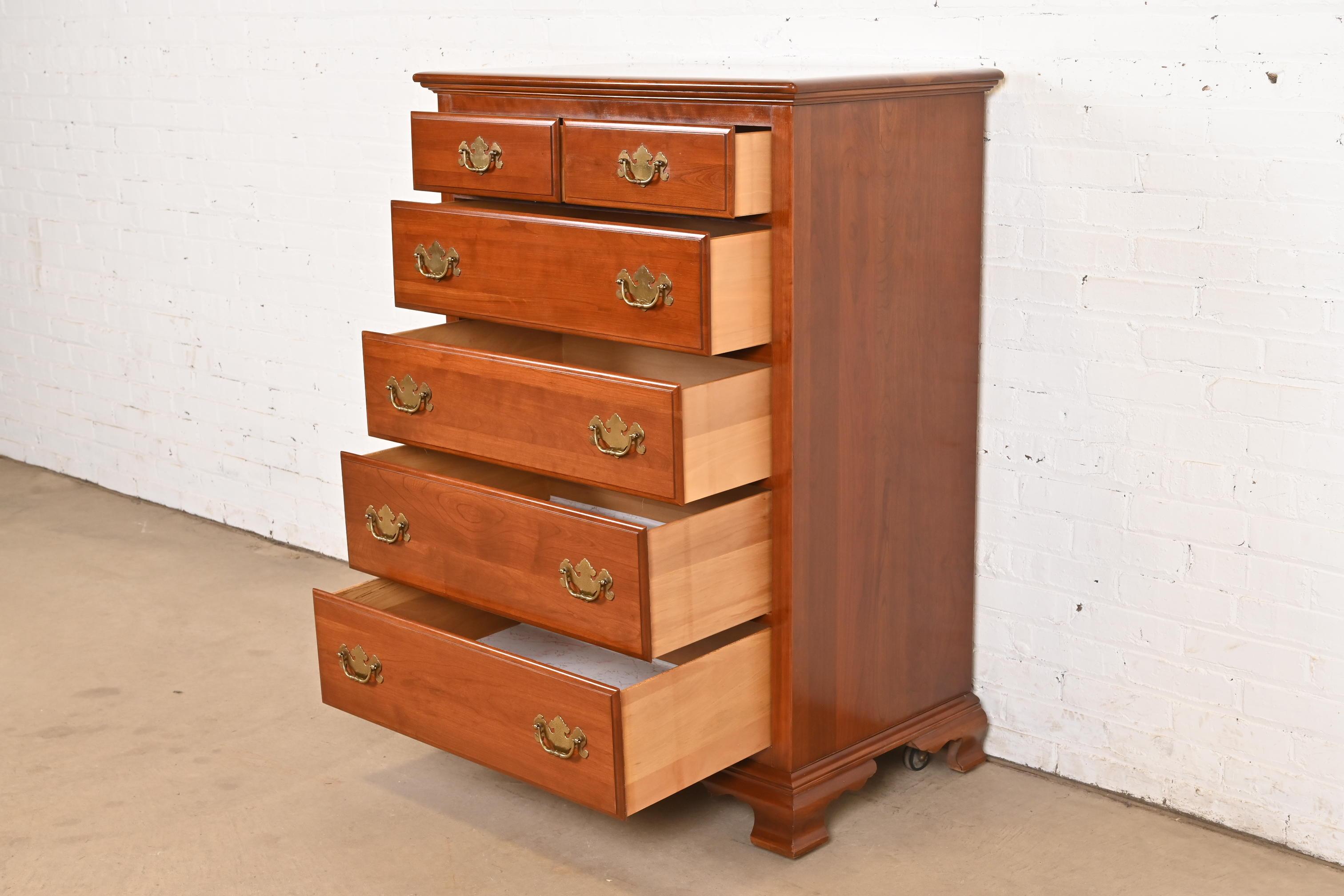Laiton Commode haute à six tiroirs en bois de cerisier massif du début de l'Amérique en vente