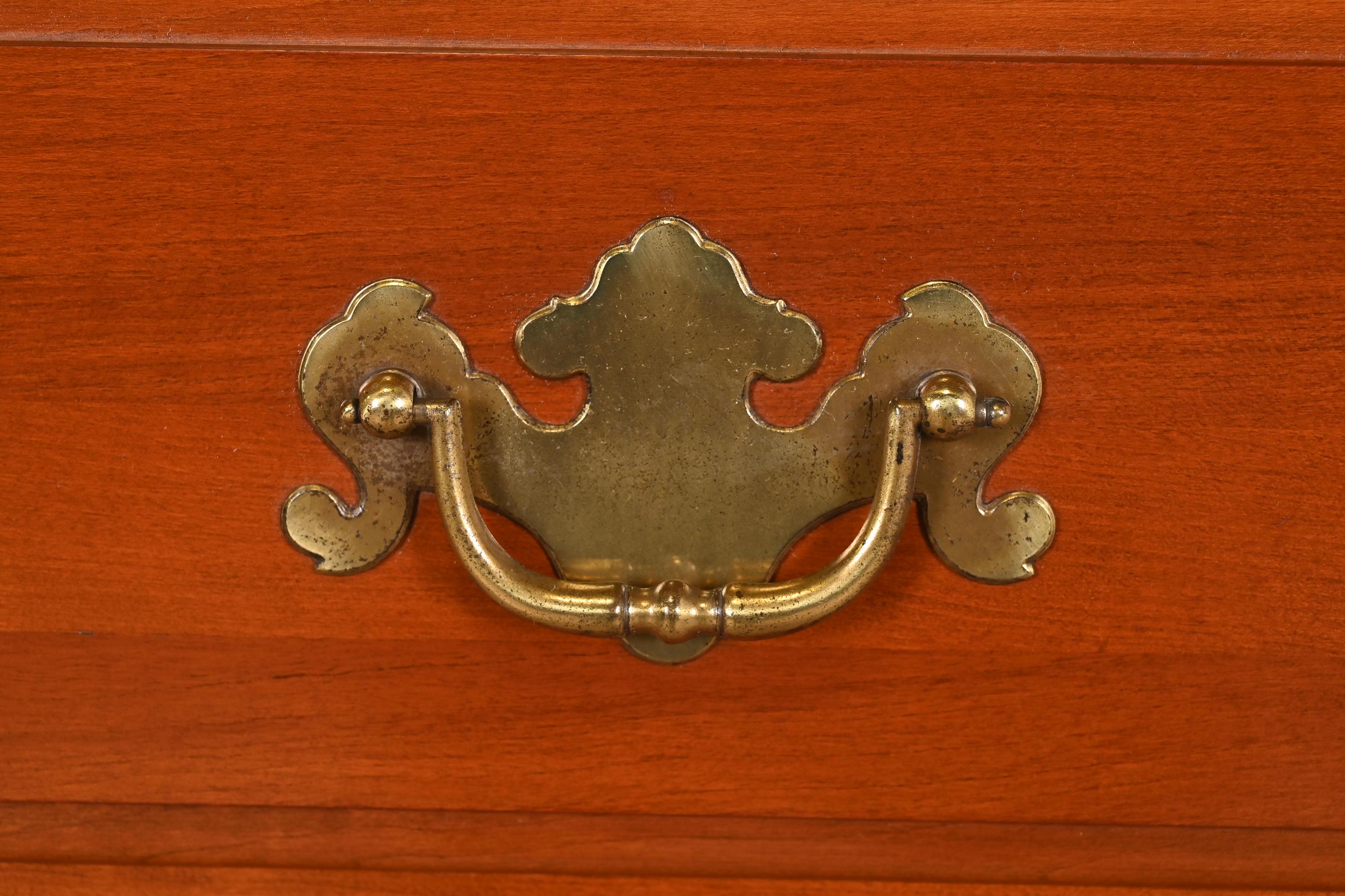 Commode haute à six tiroirs en bois de cerisier massif du début de l'Amérique en vente 1