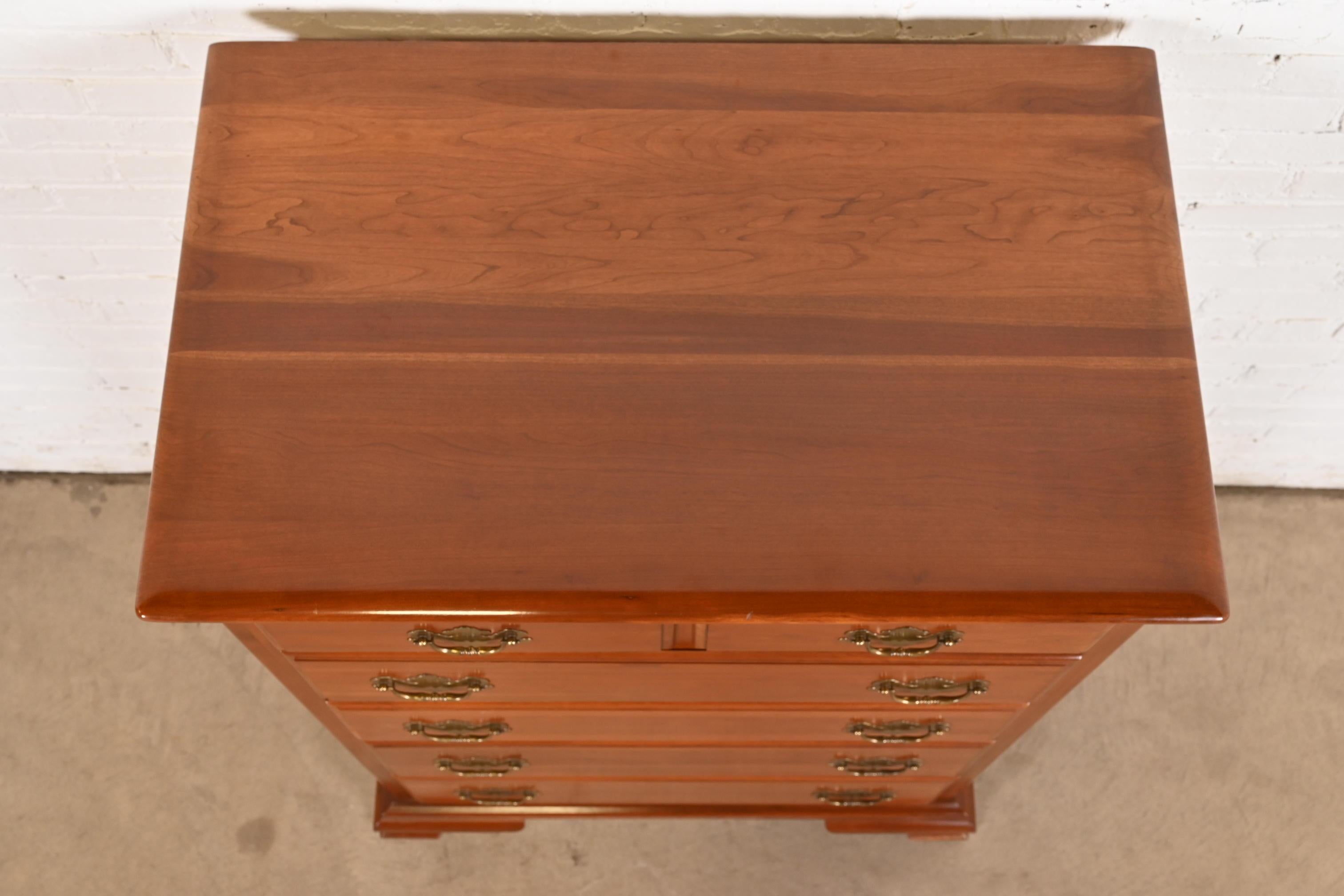 Commode haute à six tiroirs en bois de cerisier massif du début de l'Amérique en vente 2