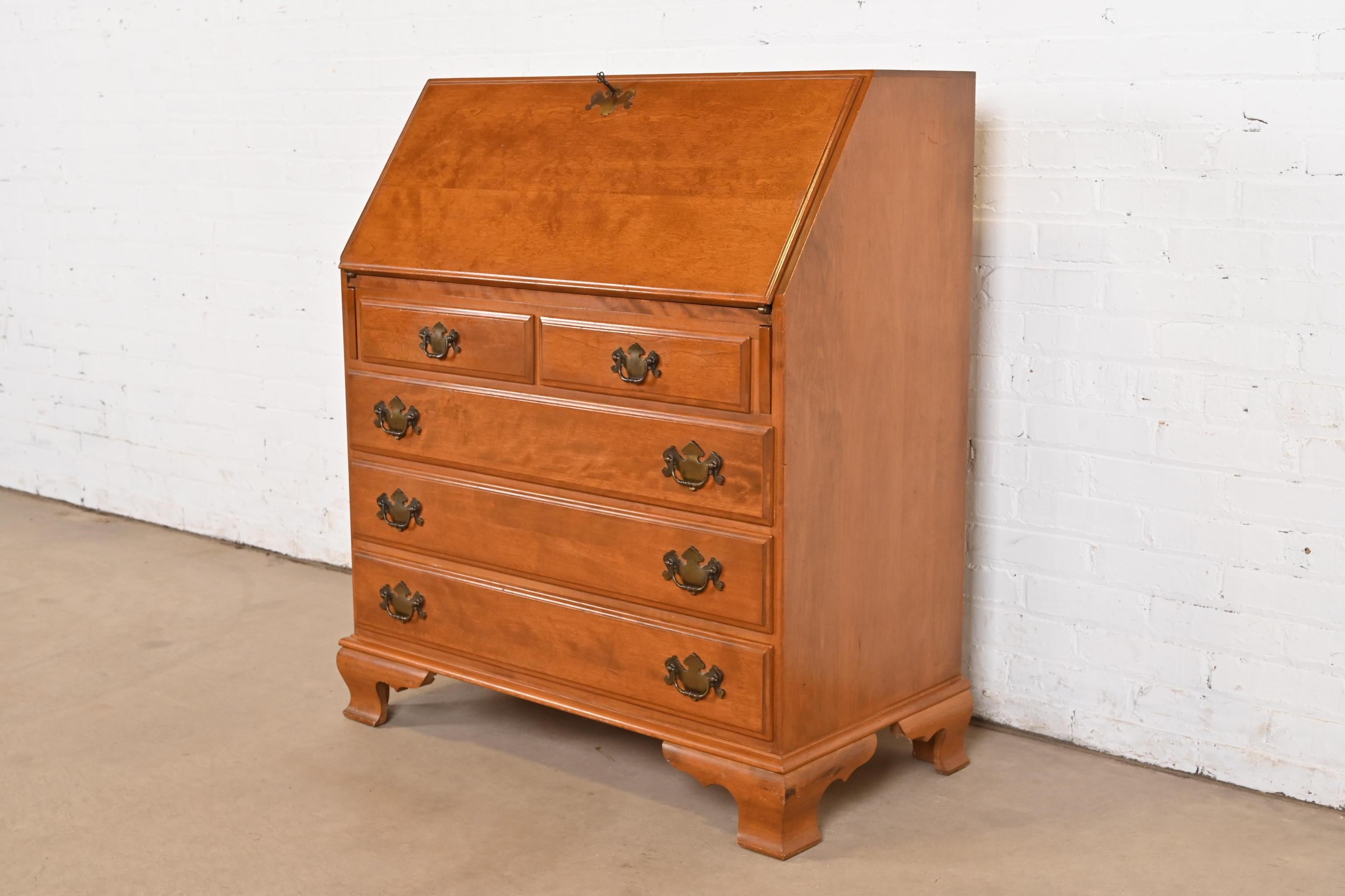 Magnifique bureau de style Coloni ou Chippendale avec secrétaire à façade tombante.

USA, Circa 1970s

Magnifique érable et bouleau massif sculpté, avec quincaillerie en laiton d'origine.

Dimensions : 36,25 