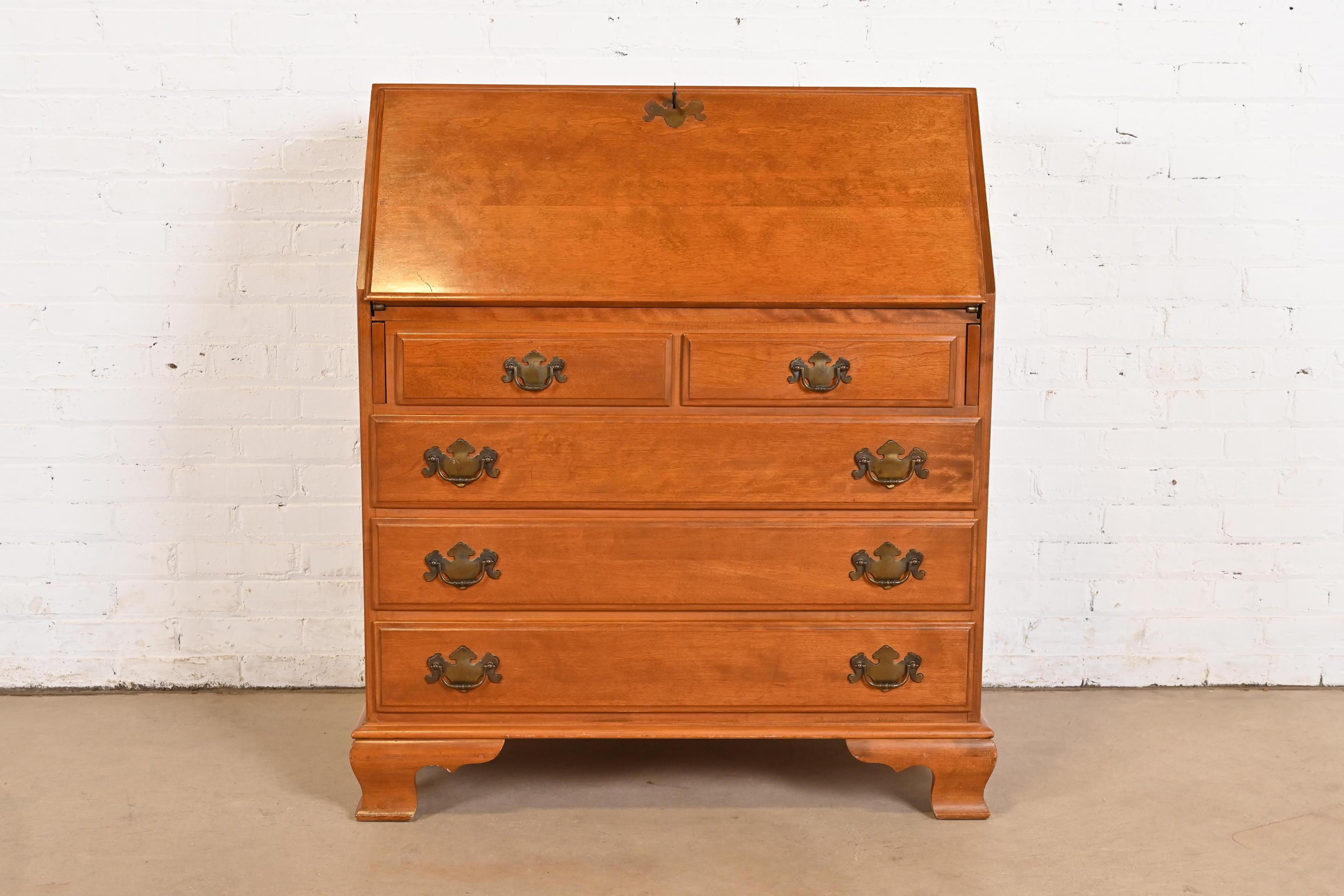 Colonial américain Bureau secrétaire en érable massif et bouleau à façade abattante de style américain ancien en vente