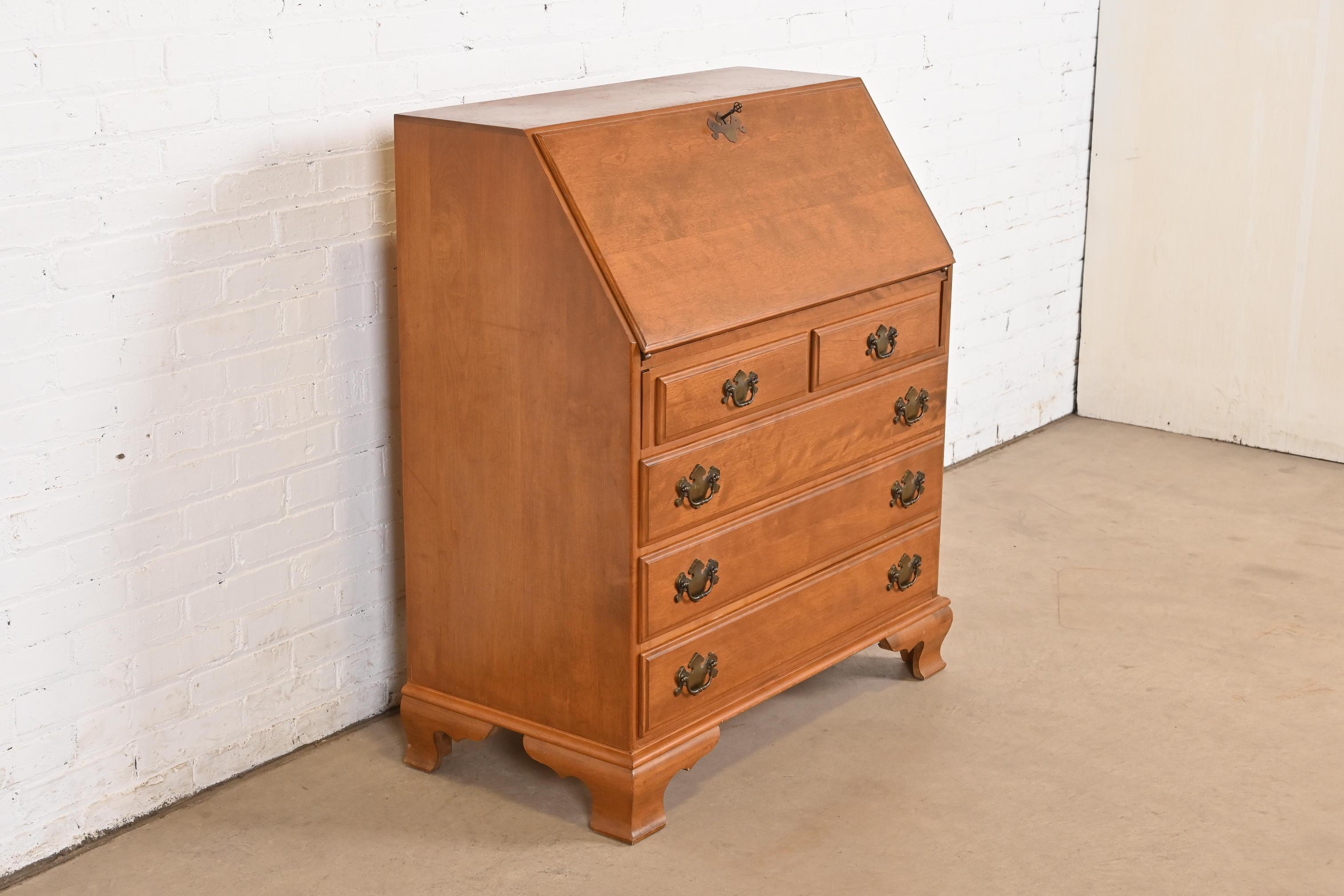 Bureau secrétaire en érable massif et bouleau à façade abattante de style américain ancien Bon état - En vente à South Bend, IN