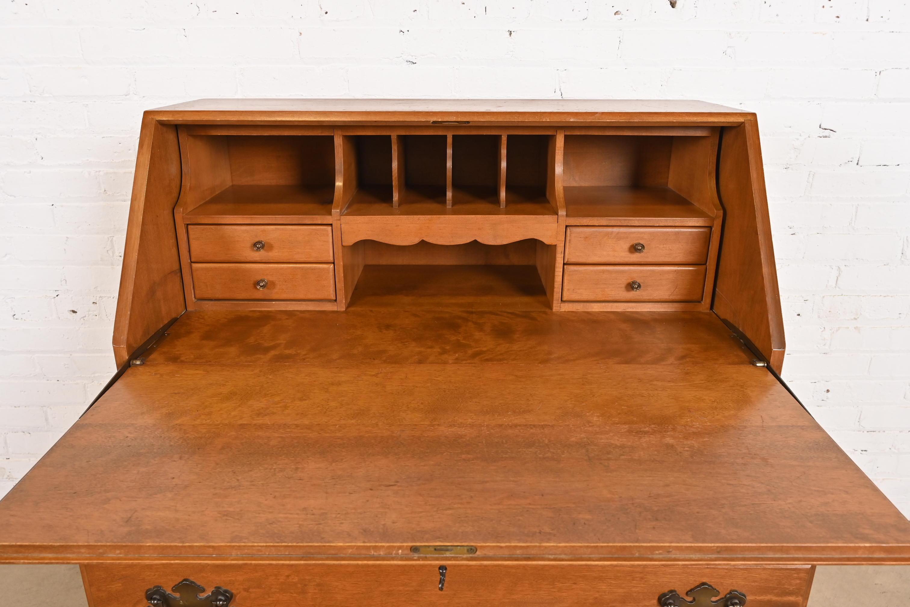 Bureau secrétaire en érable massif et bouleau à façade abattante de style américain ancien en vente 1
