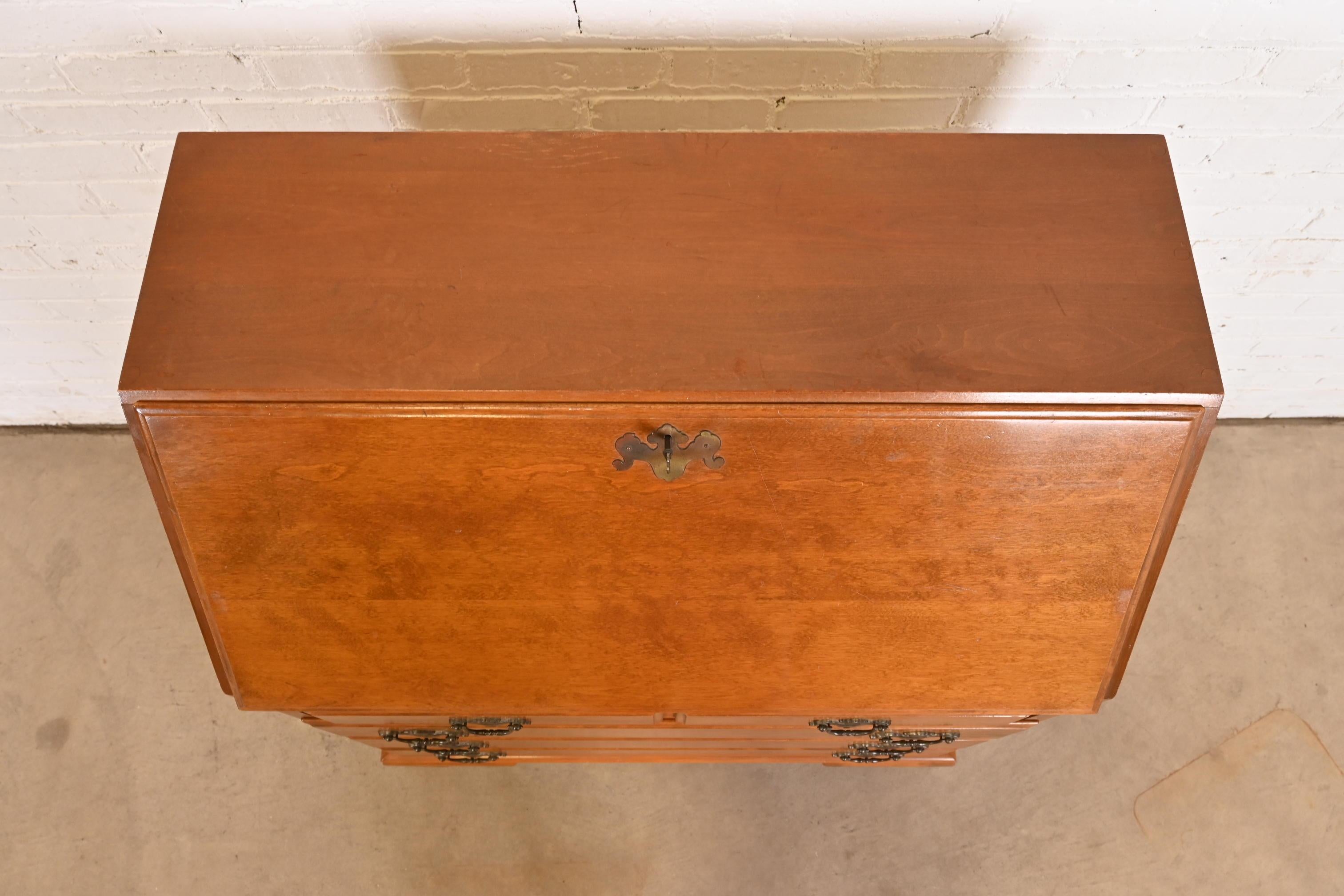 Bureau secrétaire en érable massif et bouleau à façade abattante de style américain ancien en vente 2