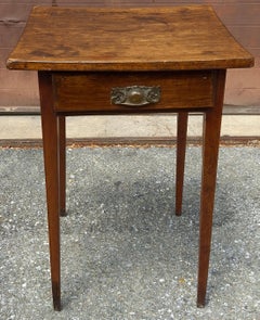 Tavolino a un cassetto in pino macchiato americano, CIRCA 1800