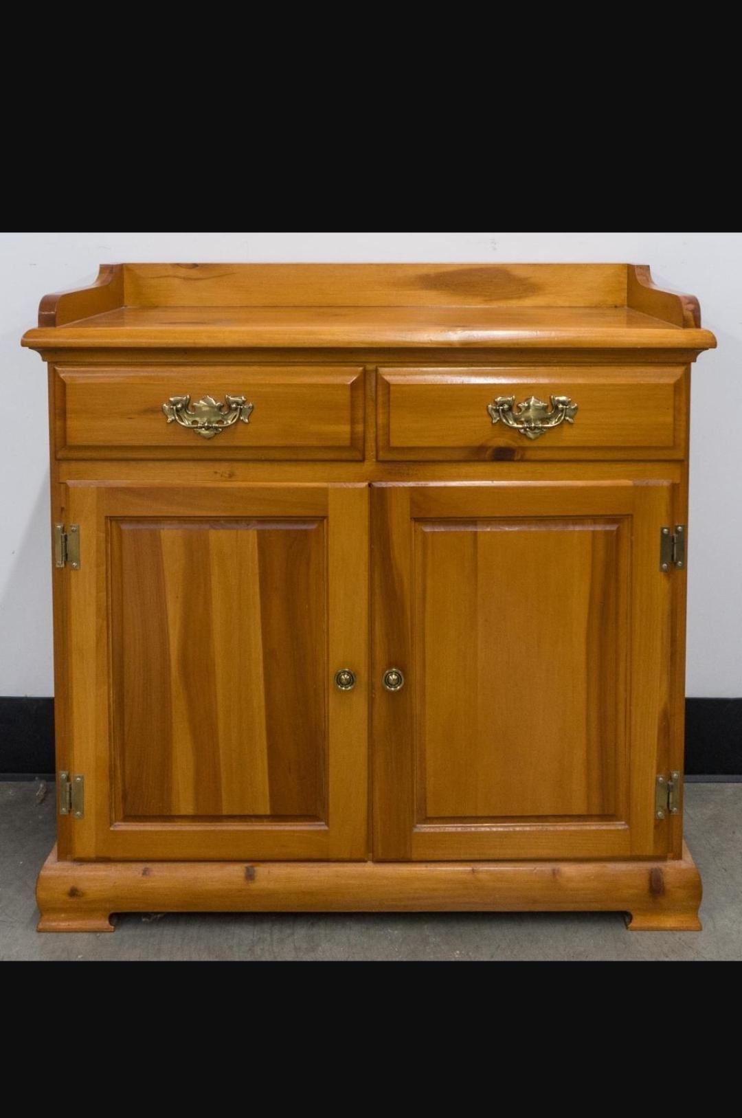 Américain Meuble d'appoint à deux tiroirs en pin massif teinté Early American en vente