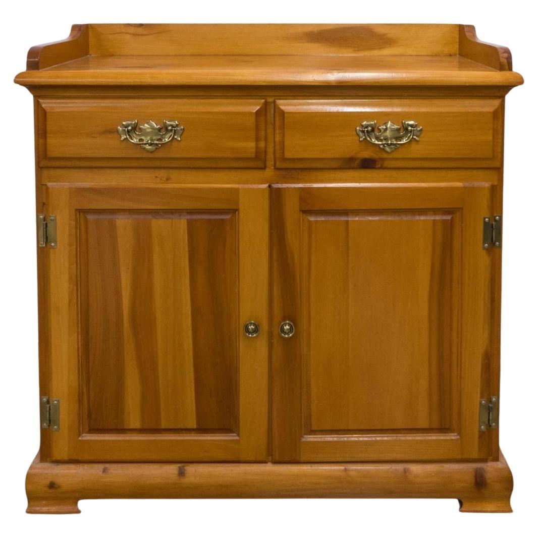 Meuble d'appoint à deux tiroirs en pin massif teinté Early American en vente
