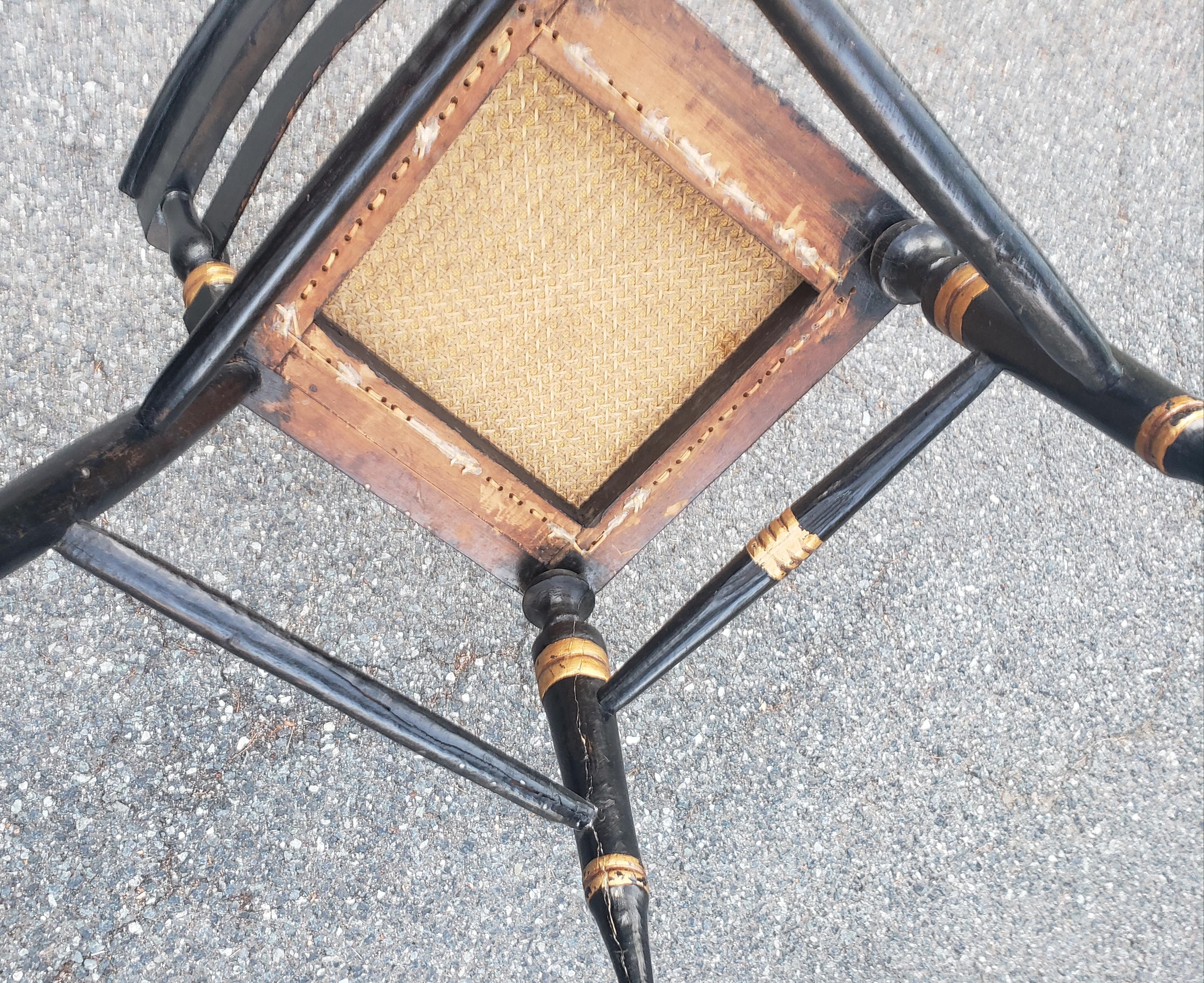 Chaise d'appoint américaine à décor de pochoirs en forme de colis, ébonisée et dorée, à pointe d'aiguille en vente 2