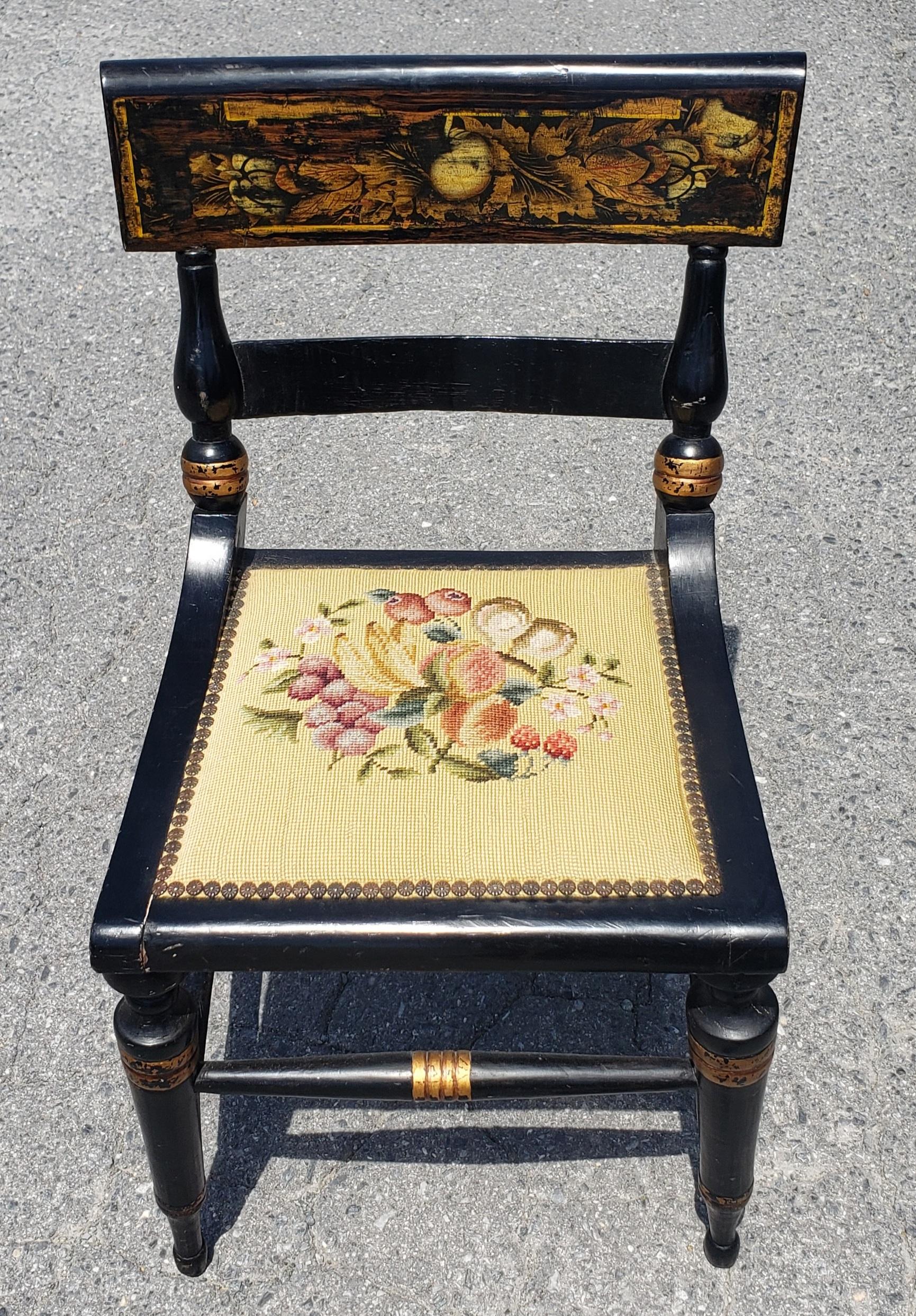 Charmante chaise d'appoint de style Early American décorée de pochoirs, de parcelles dorées et ébonisées avec des points d'aiguille propres.  siège rembourré pour le travail. Mesure 19