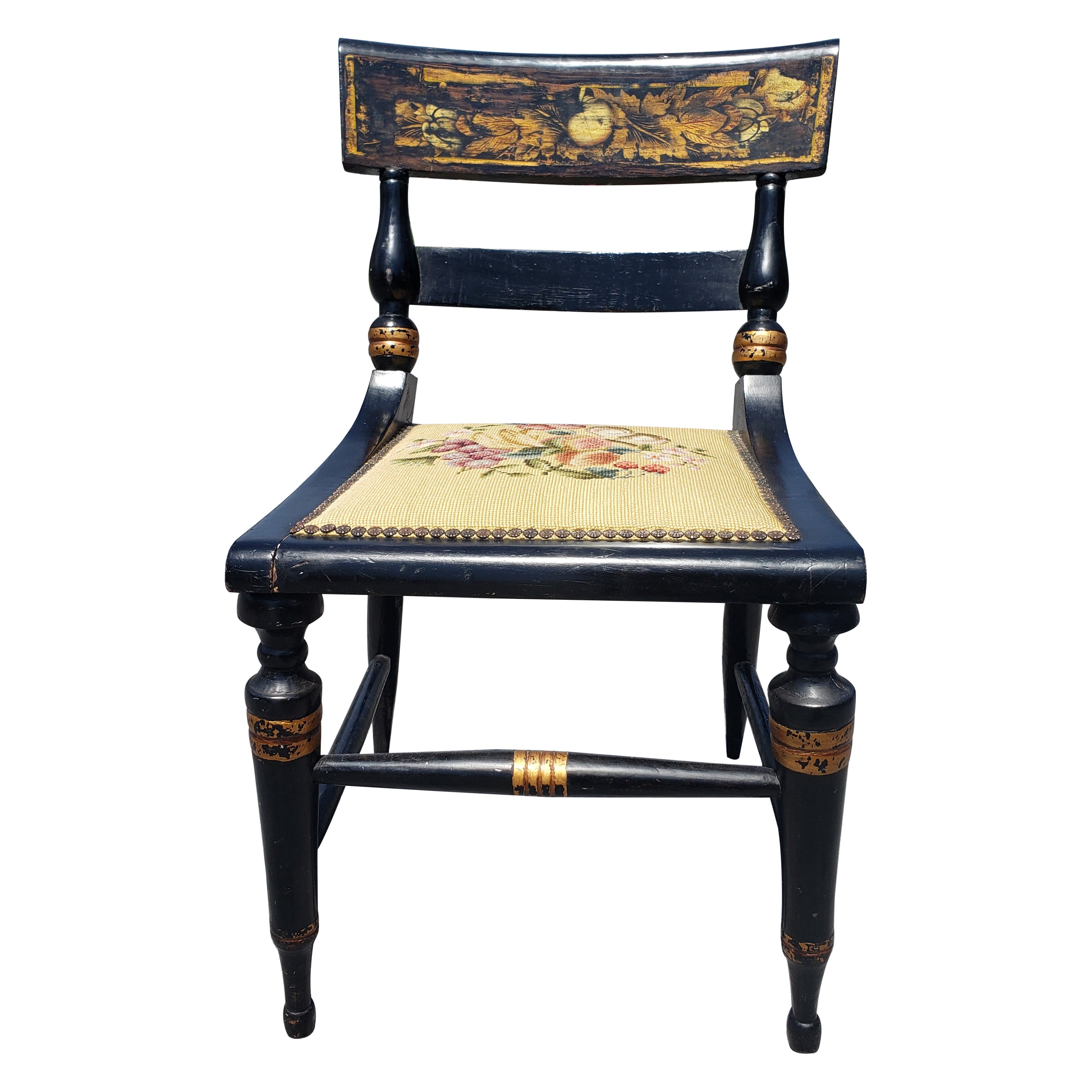 Frühes amerikanisches Stencil dekoriert Paket vergoldet Ebonized Needlepoint Side Chair im Angebot