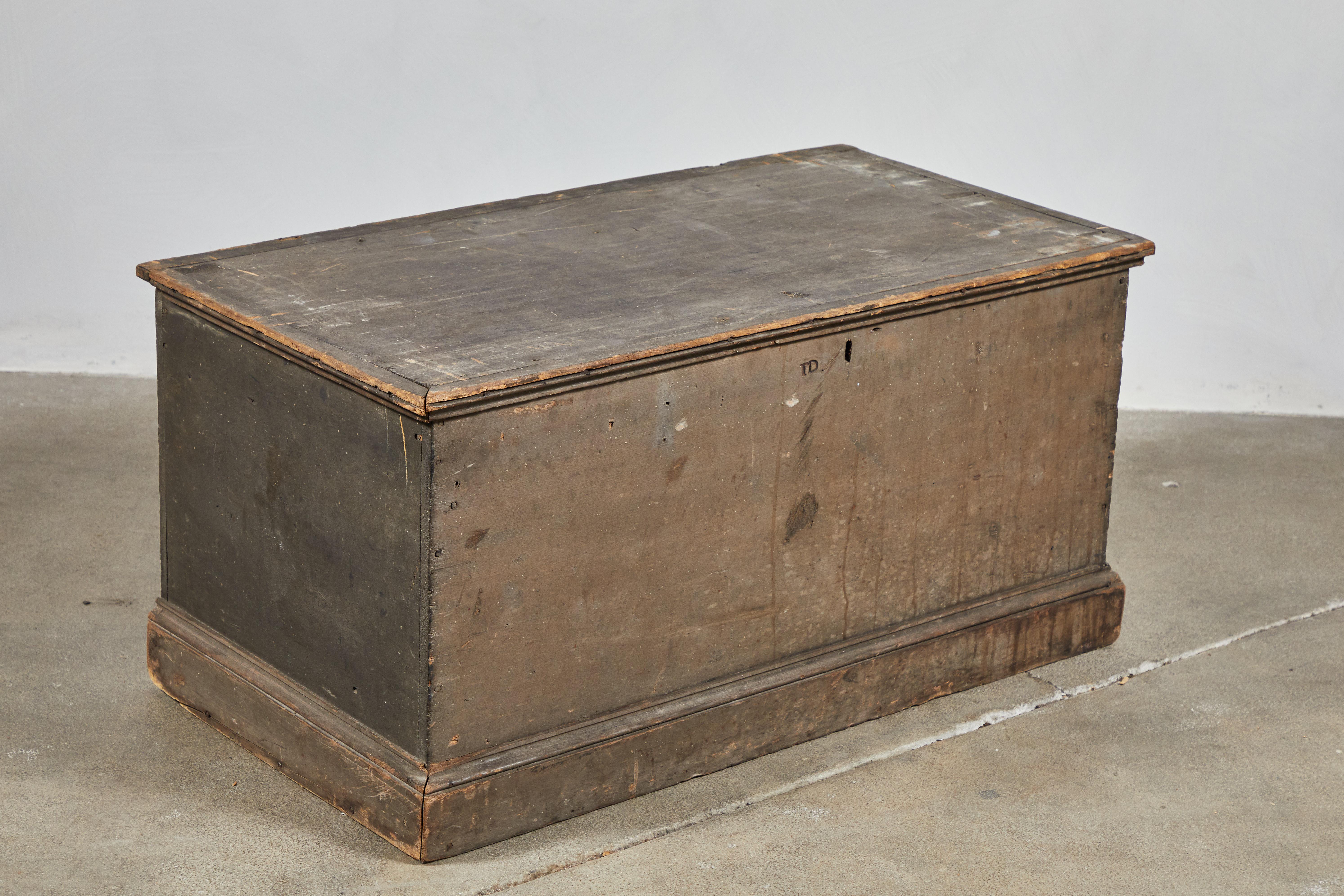 Early American Storage Trunk In Good Condition In Los Angeles, CA