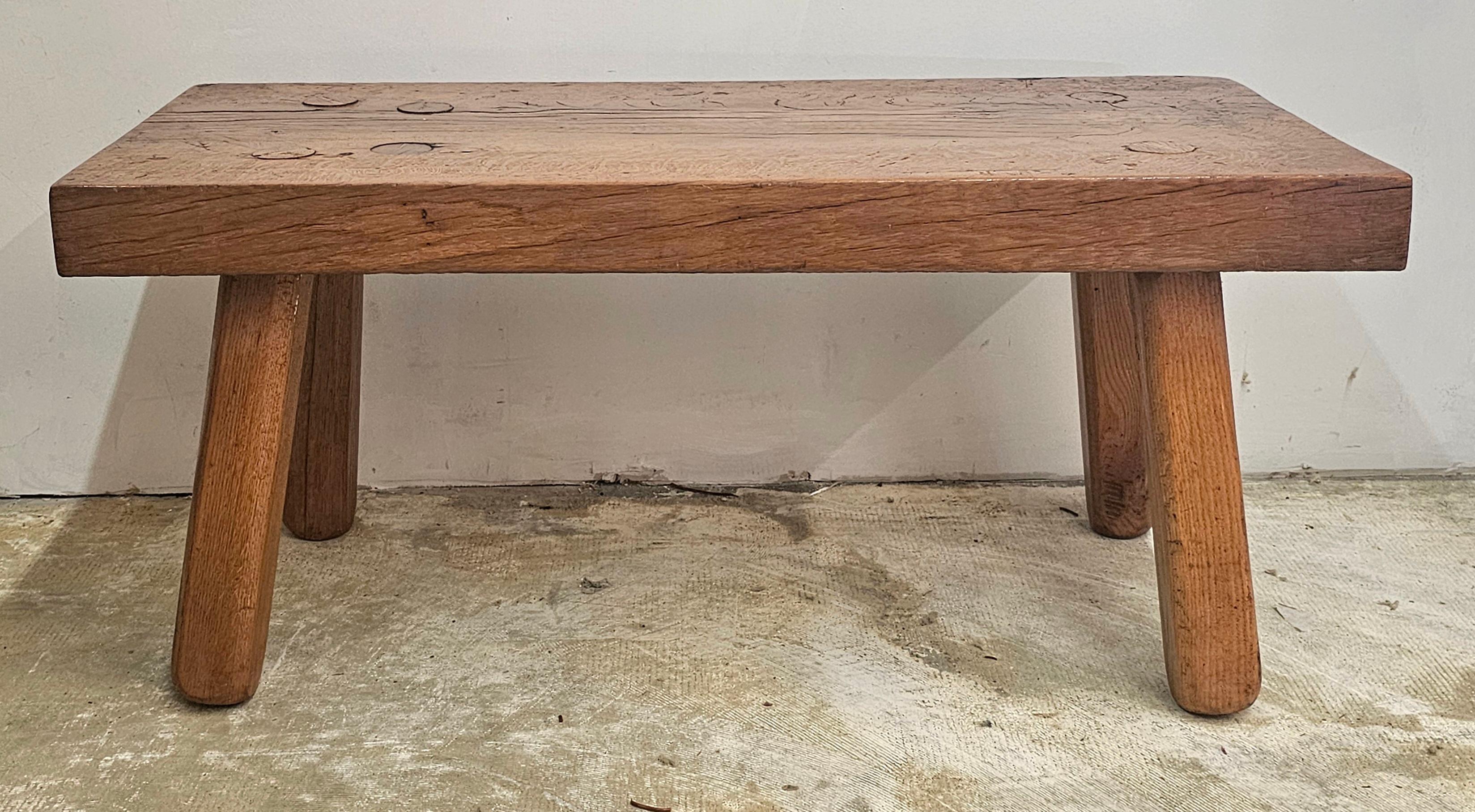 Una artesanía de estilo americano temprano Roble grueso macizo  Banco loveseat. Mide 50
