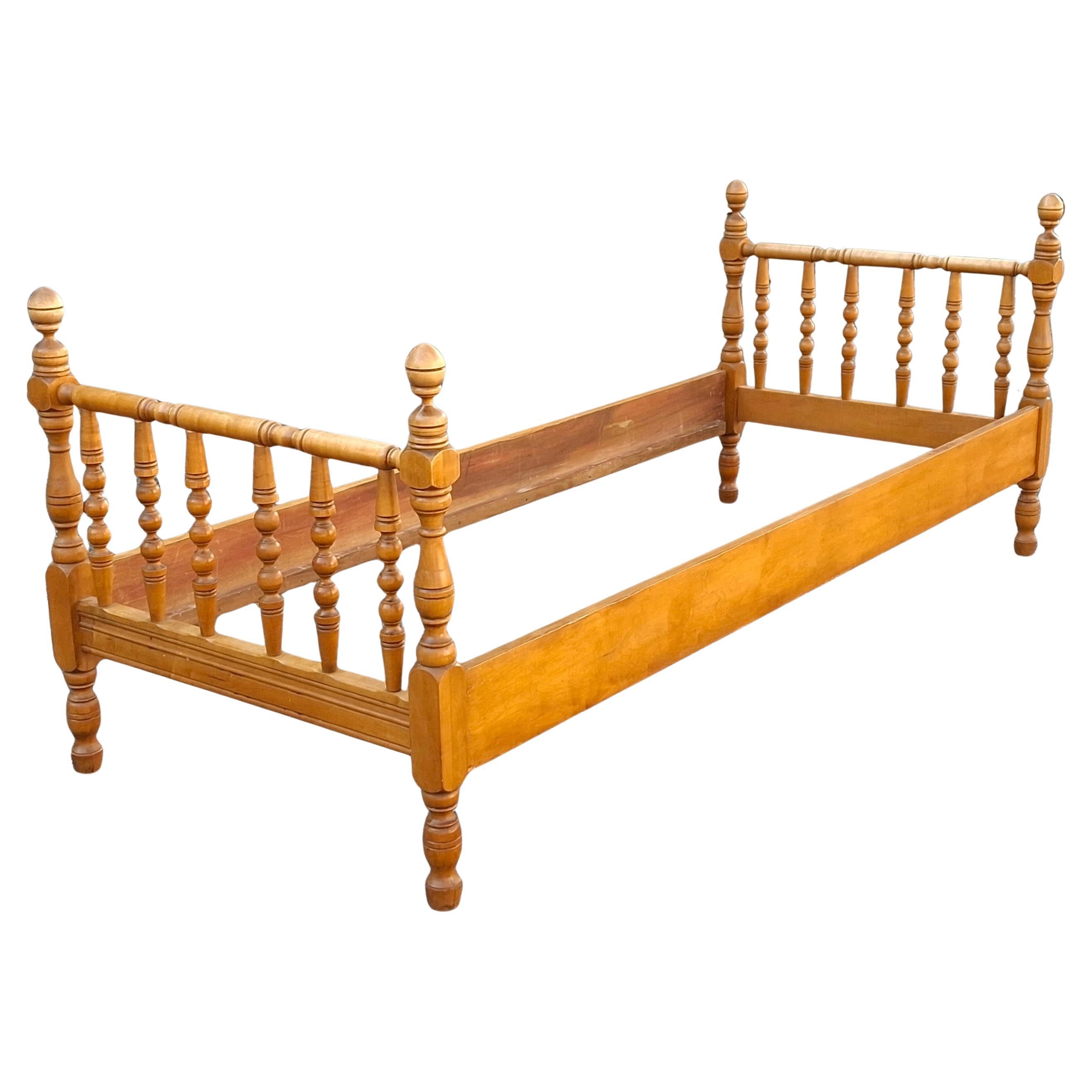 Lit de jour en érable bobiné de style américain ancien en vente