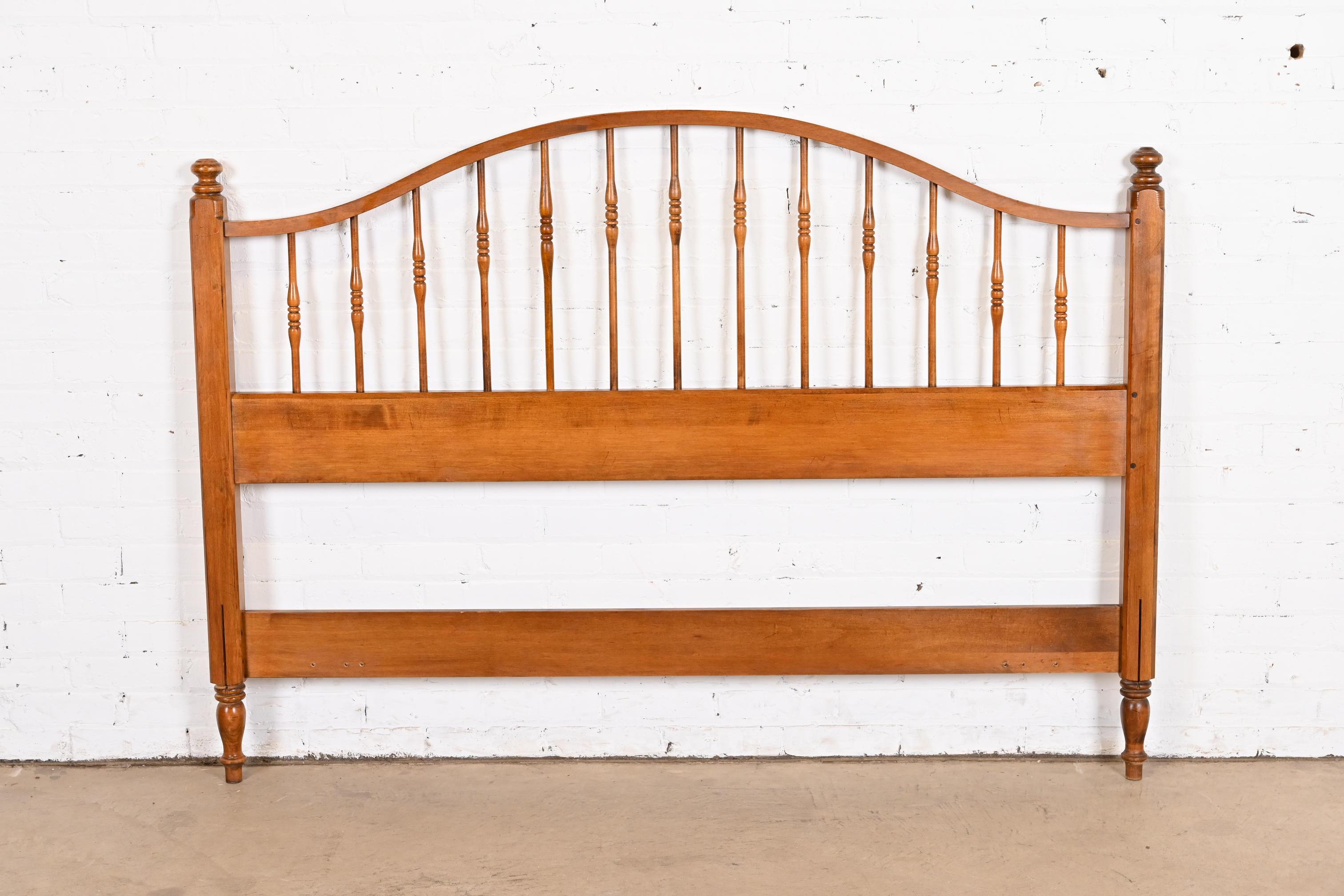 A gorgeous Early American or Shaker style carved maple queen size spindle headboard

USA, Late 20th Century

Measures: 64.25