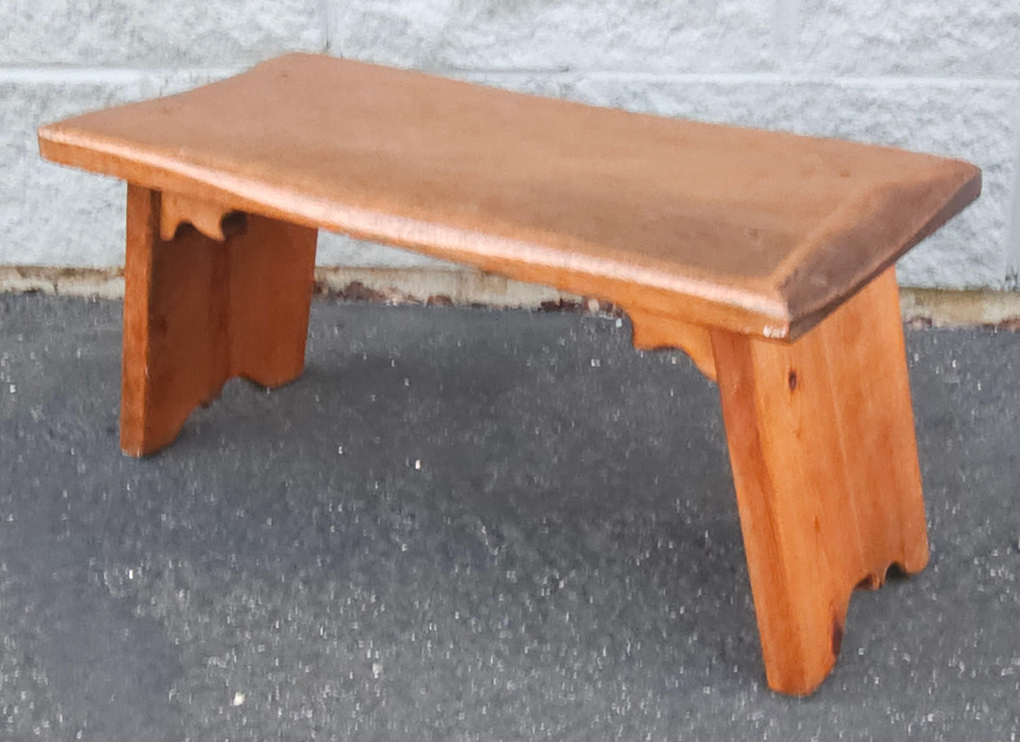 Early American Style Low Bench or Footstool  In Good Condition For Sale In Germantown, MD