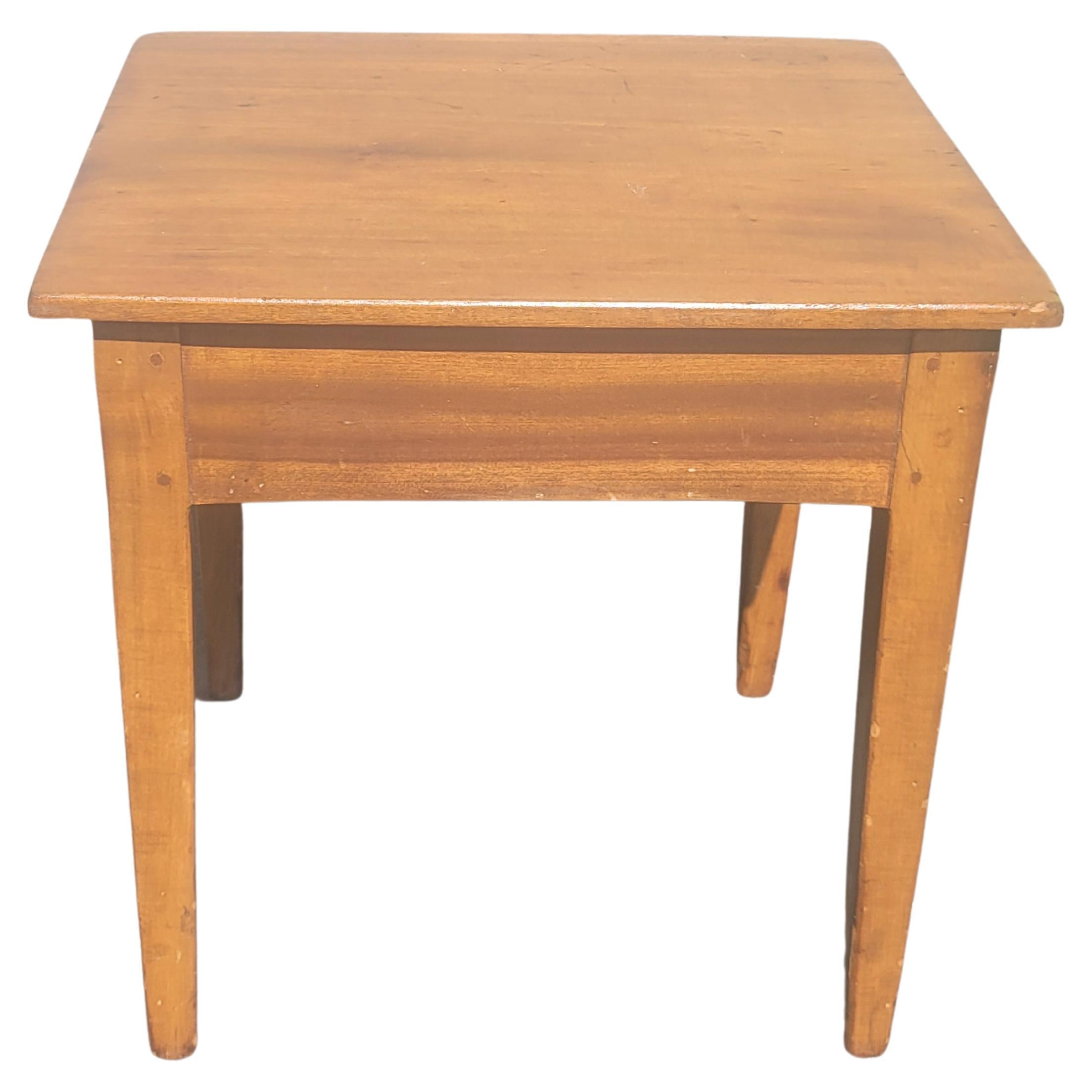 Hand-Crafted Early American Style Maple Side Table For Sale