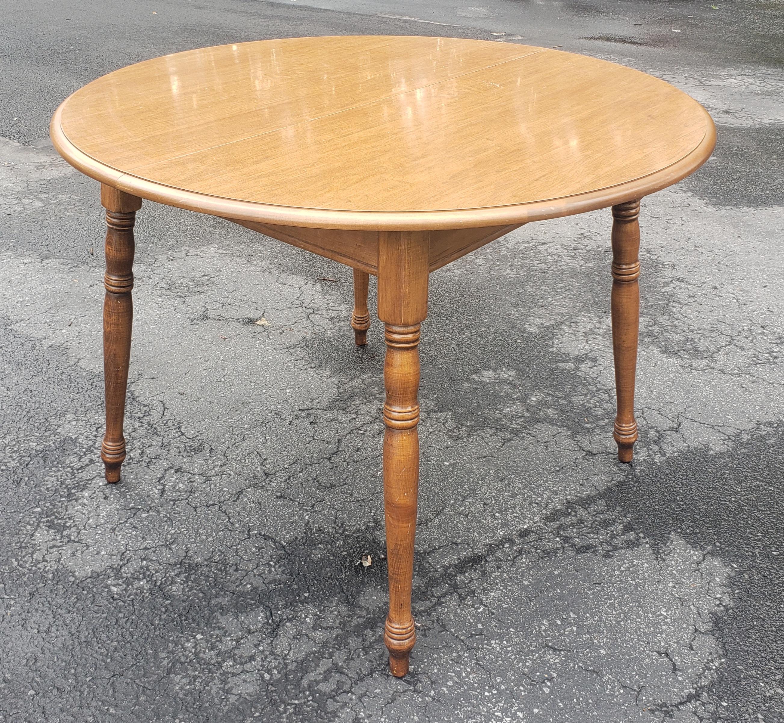 American Colonial Early American Style Maple Small Dining or Kitchen Table For Sale