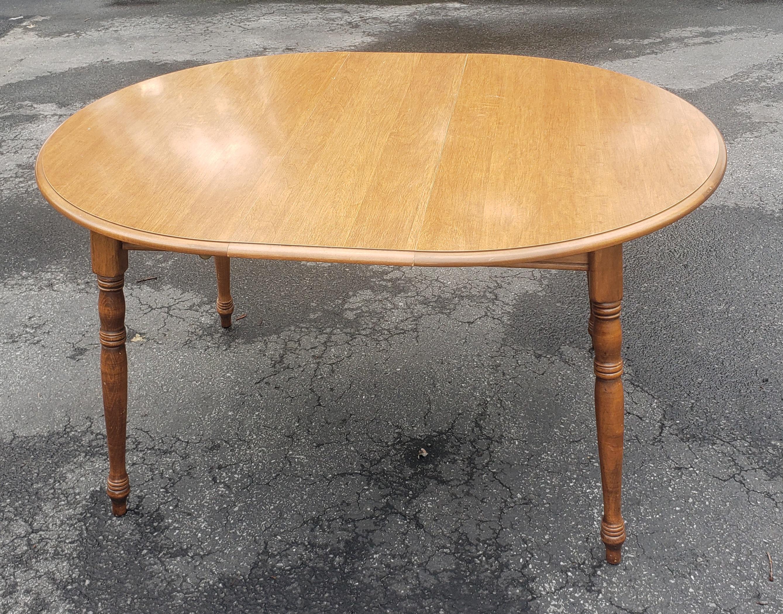 Early American Style Maple Small Dining or Kitchen Table In Good Condition For Sale In Germantown, MD