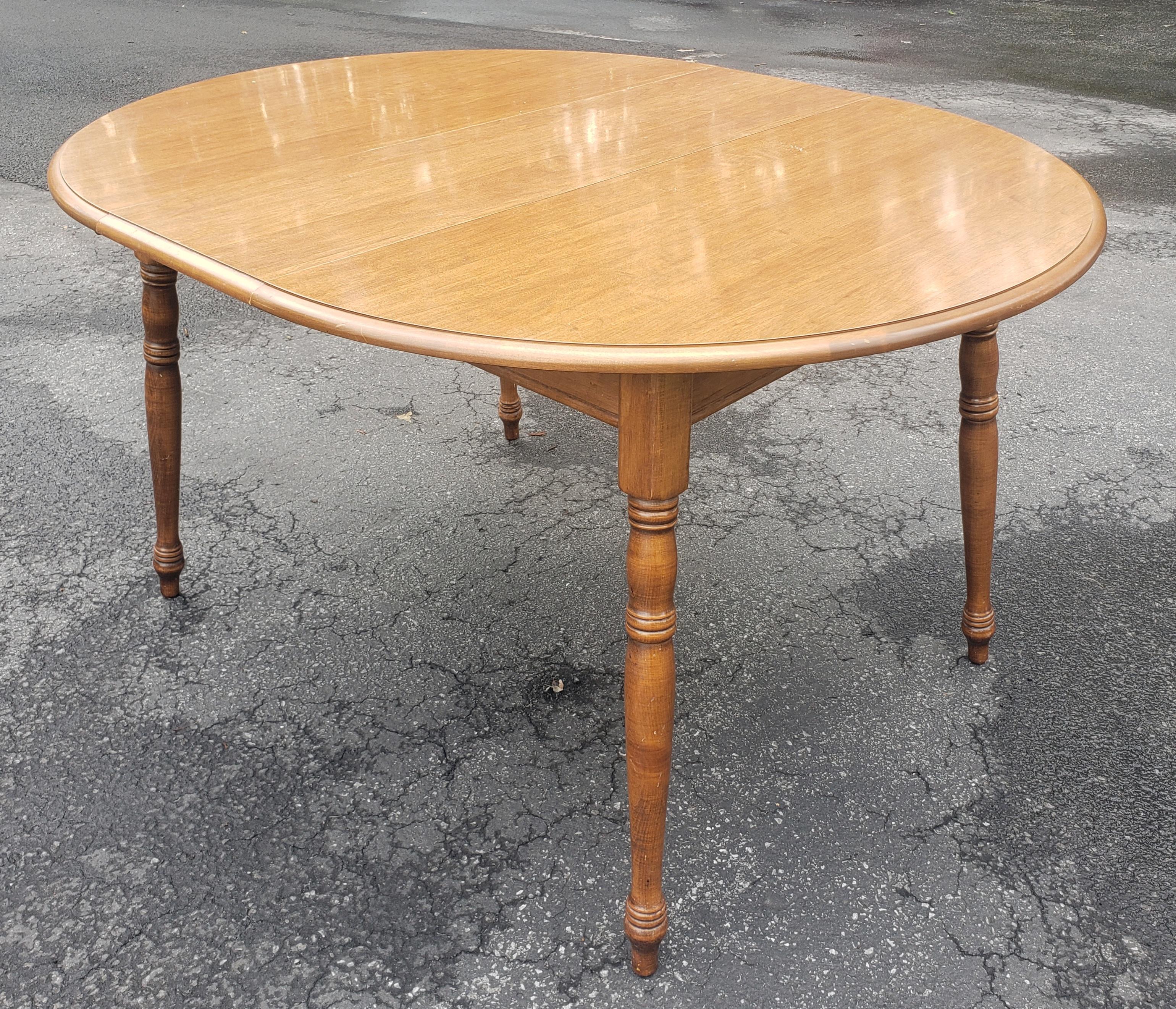 20th Century Early American Style Maple Small Dining or Kitchen Table For Sale