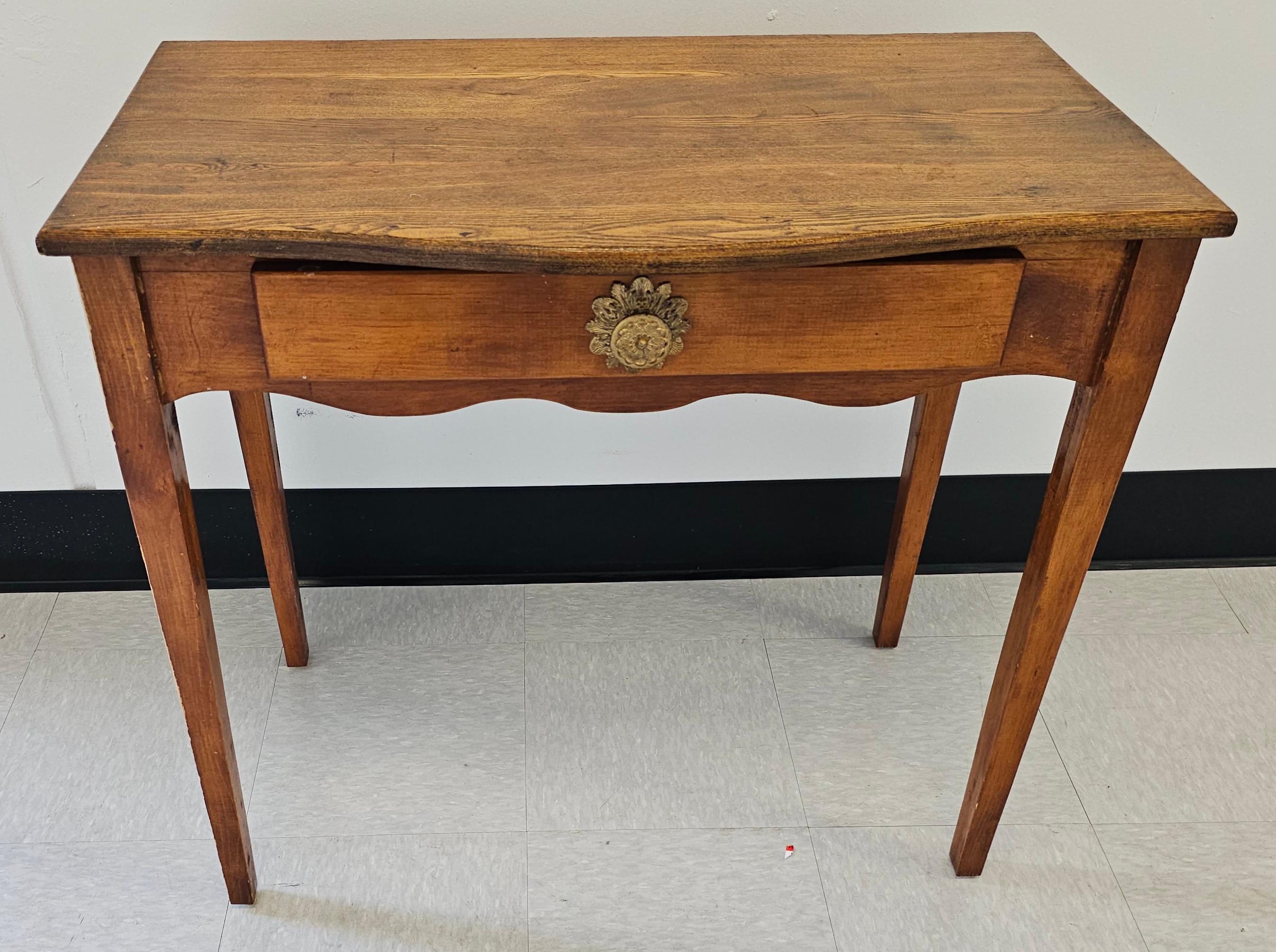 Table de canapé ou bureau d'enfant en chêne à un tiroir, de style américain ancien. Le dégagement des genoux est de 22