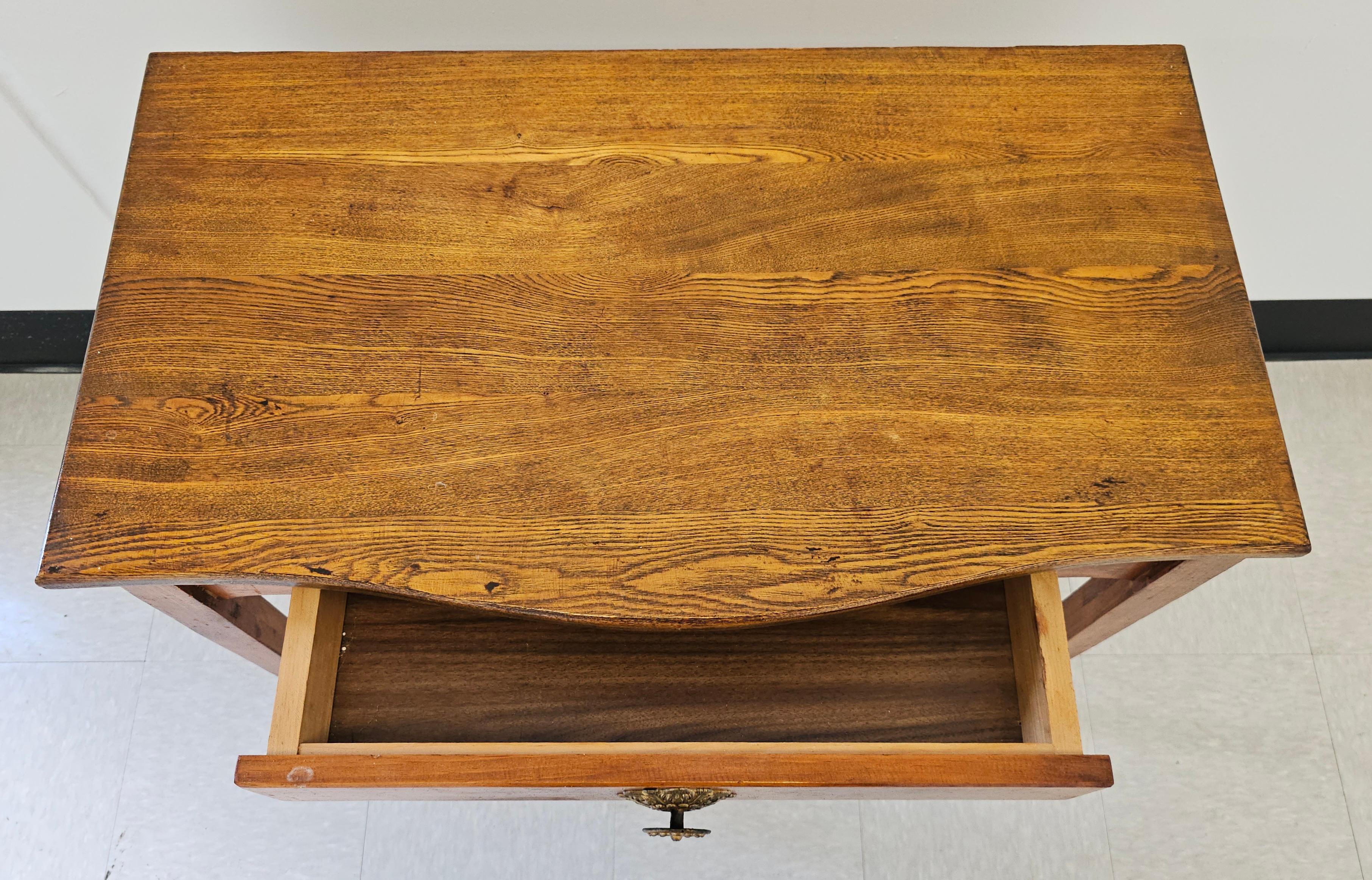 Tacheté Table de canapé à un tiroir en chêne de style américain ancien, vers 1920 en vente