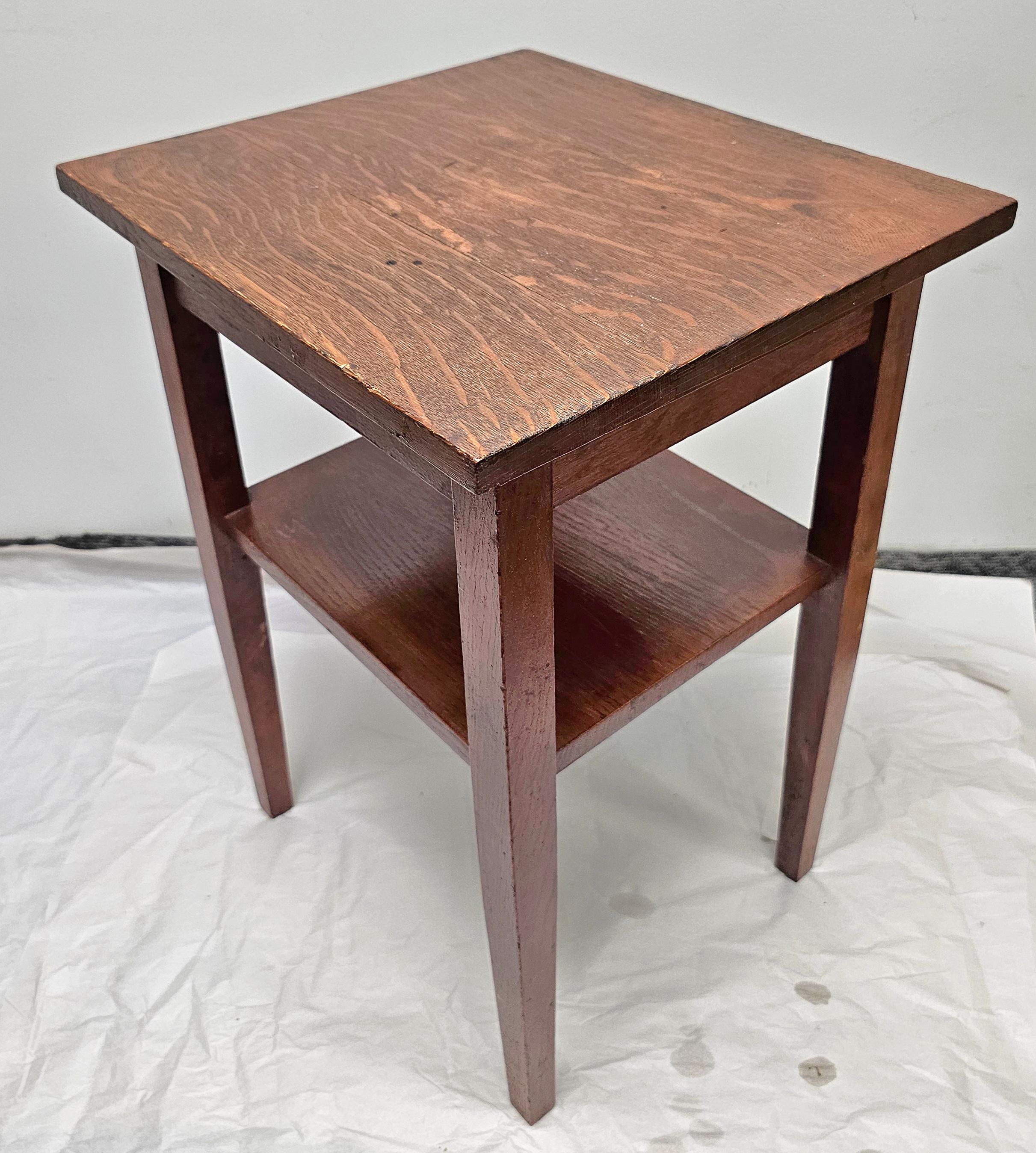 Early American Style Oak Tiered Side Table Candle Stand In Good Condition For Sale In Germantown, MD