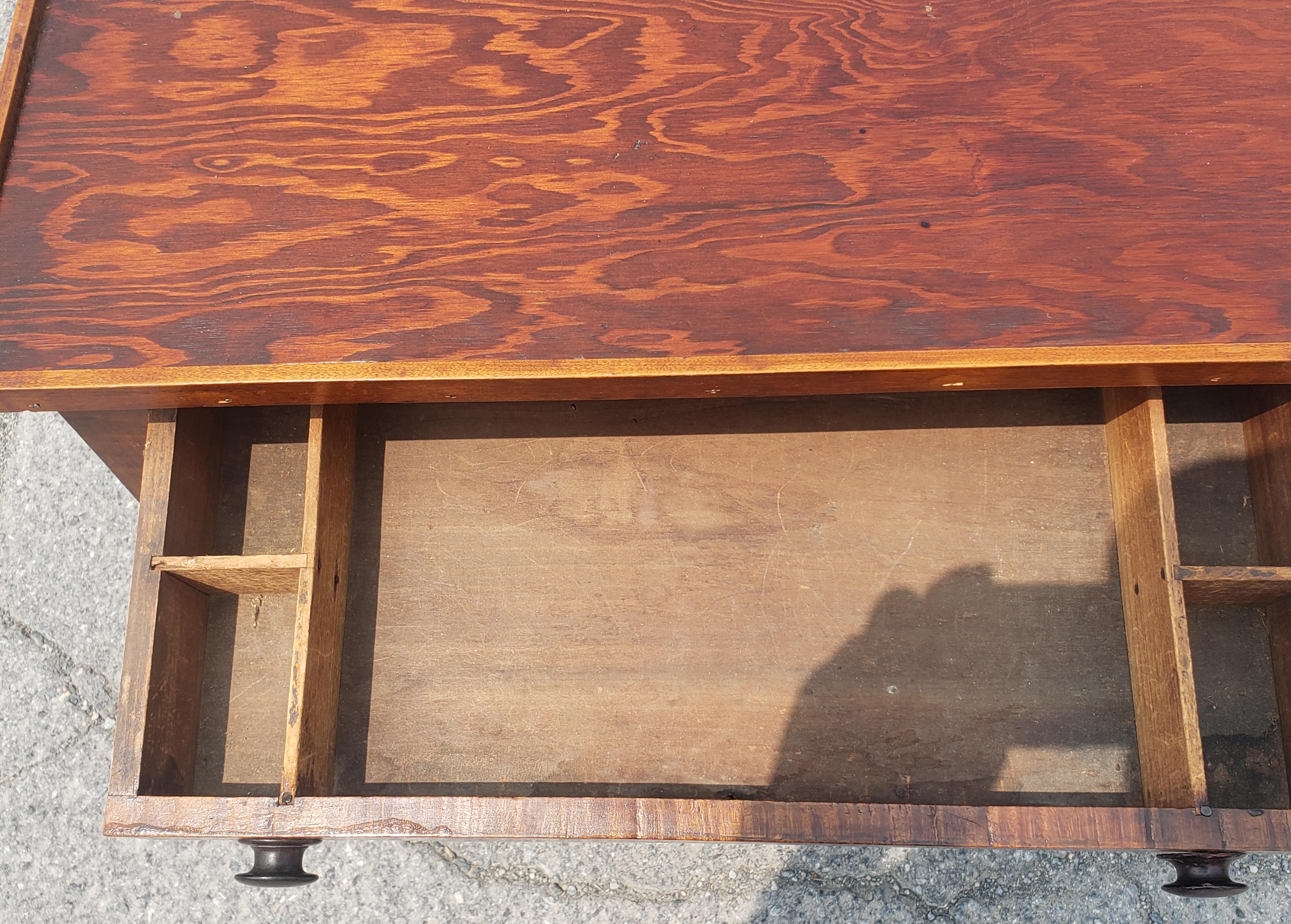 Américain Table de travail à un tiroir en pin et érable à pieds tournés en spirale de style américain ancien en vente