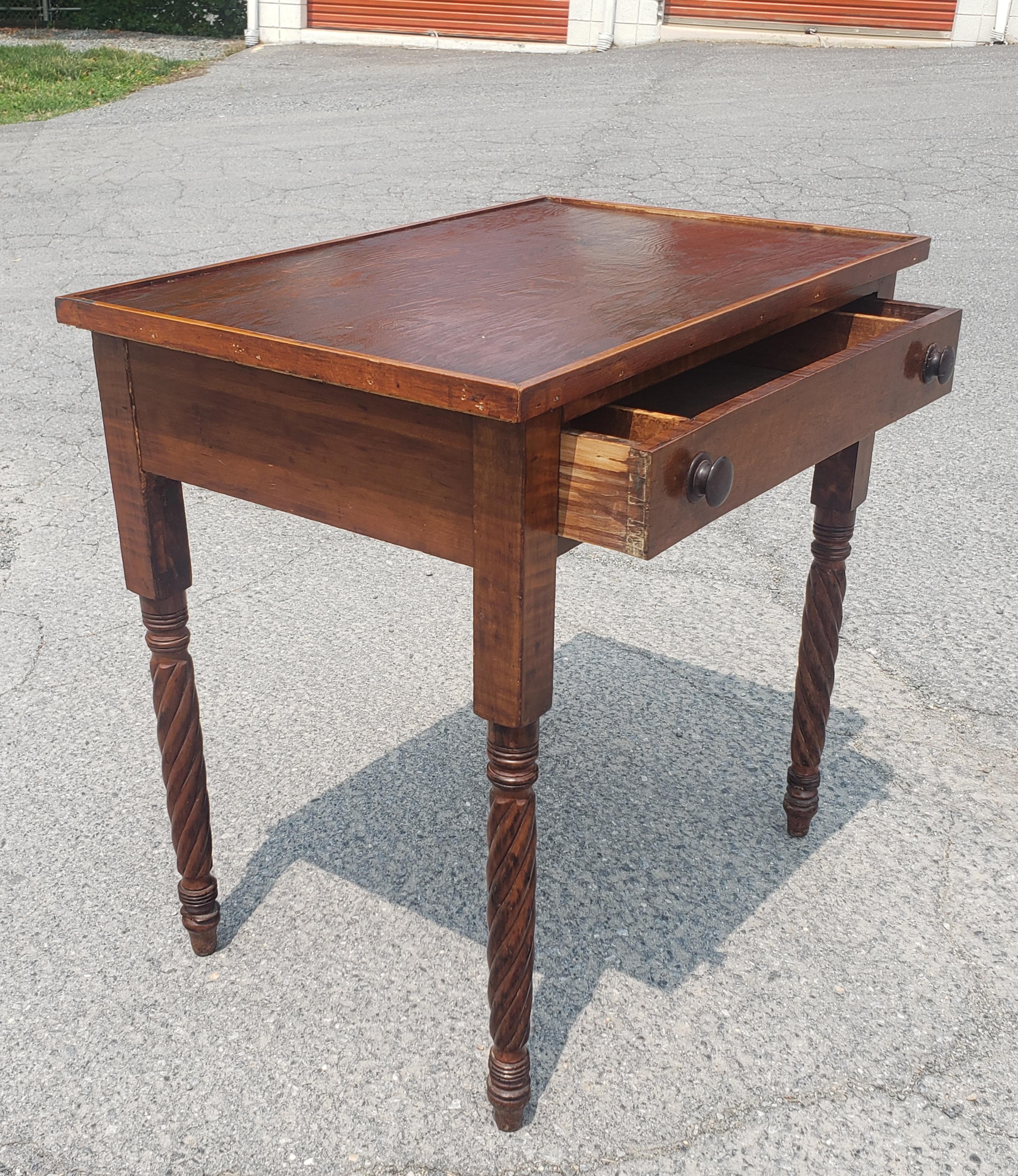 Travail du bois Table de travail à un tiroir en pin et érable à pieds tournés en spirale de style américain ancien en vente