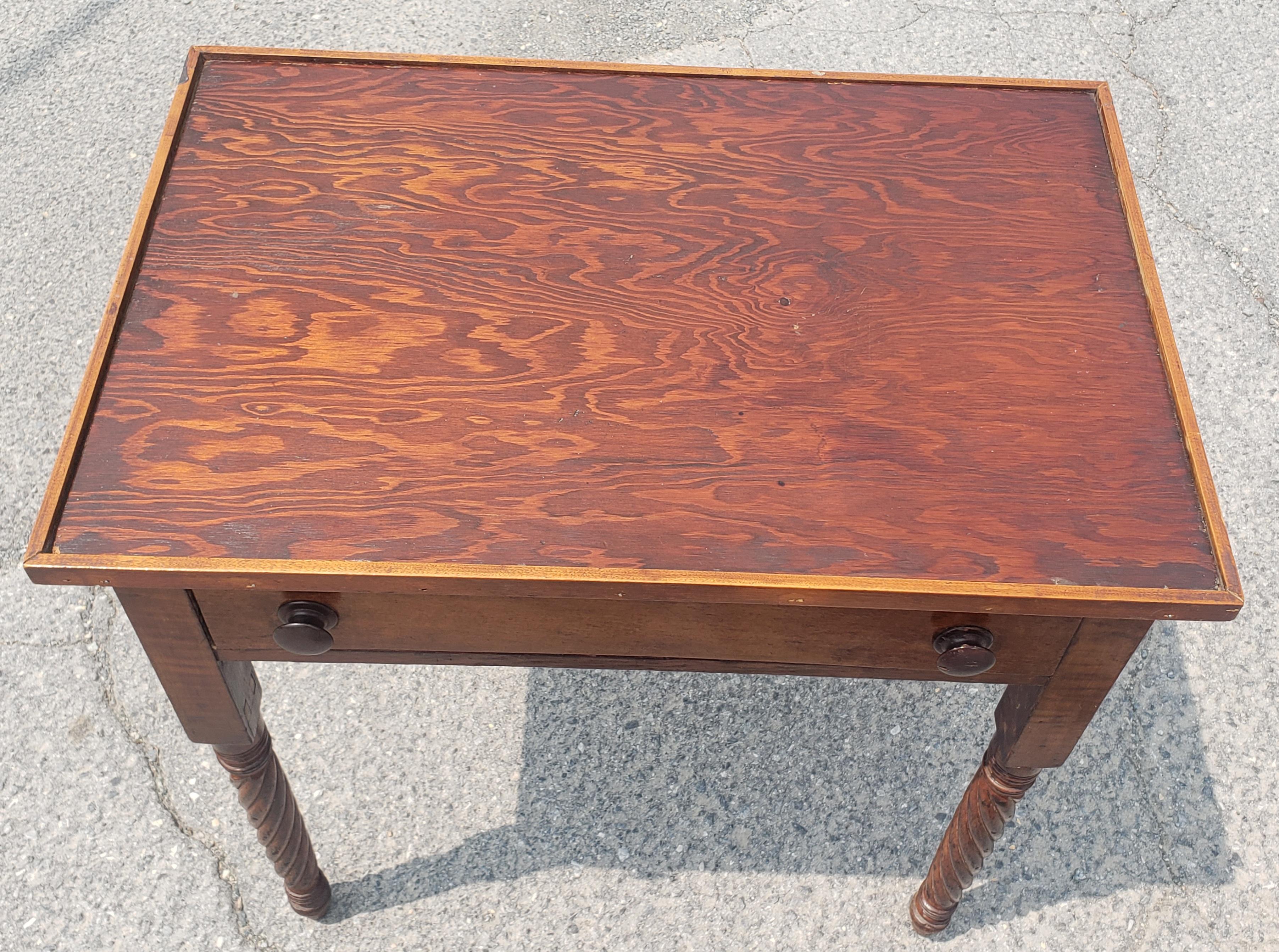 XIXe siècle Table de travail à un tiroir en pin et érable à pieds tournés en spirale de style américain ancien en vente