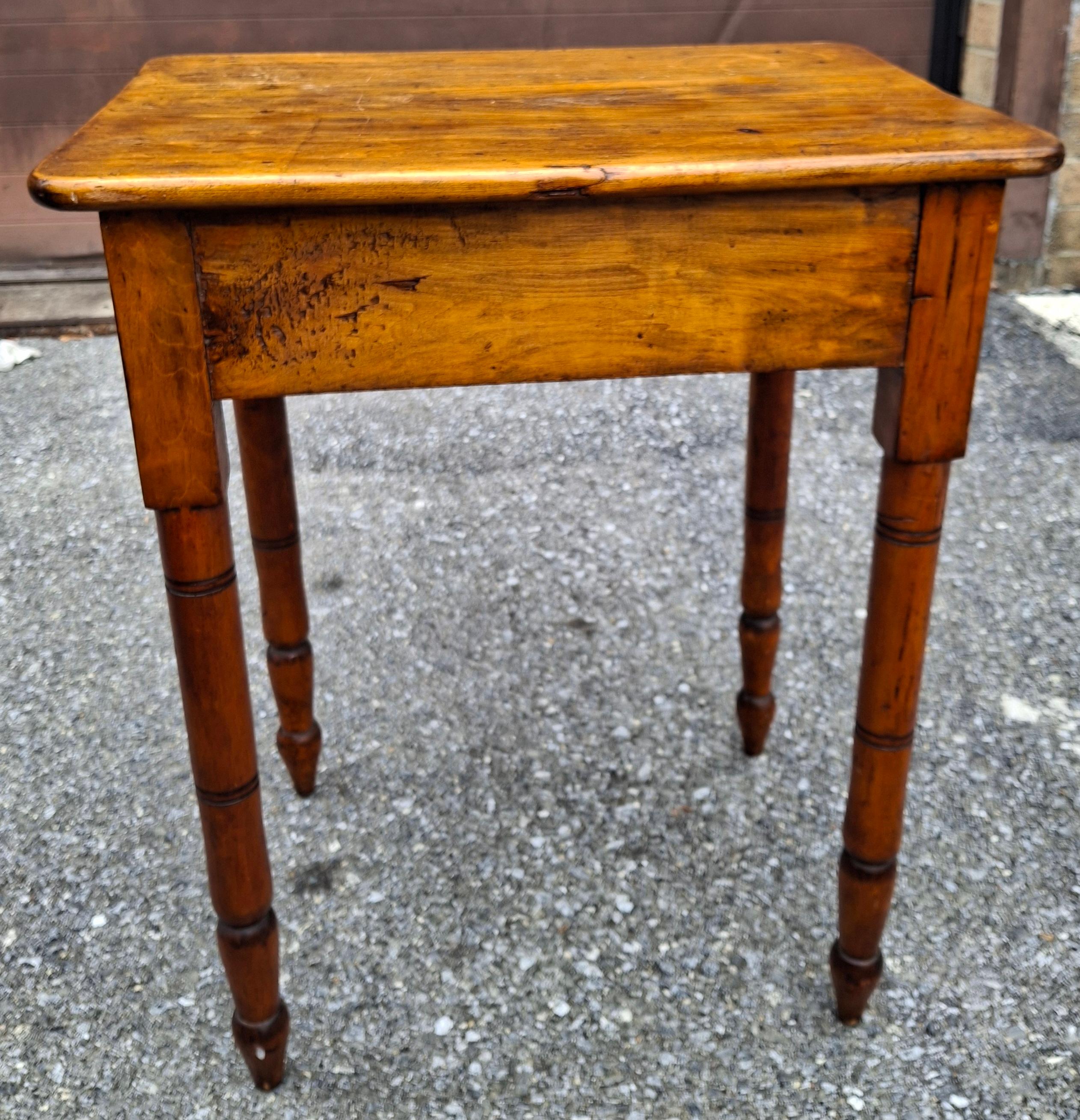 Mesa auxiliar de un cajón de pino de estilo americano temprano, circa 1880s en venta 2