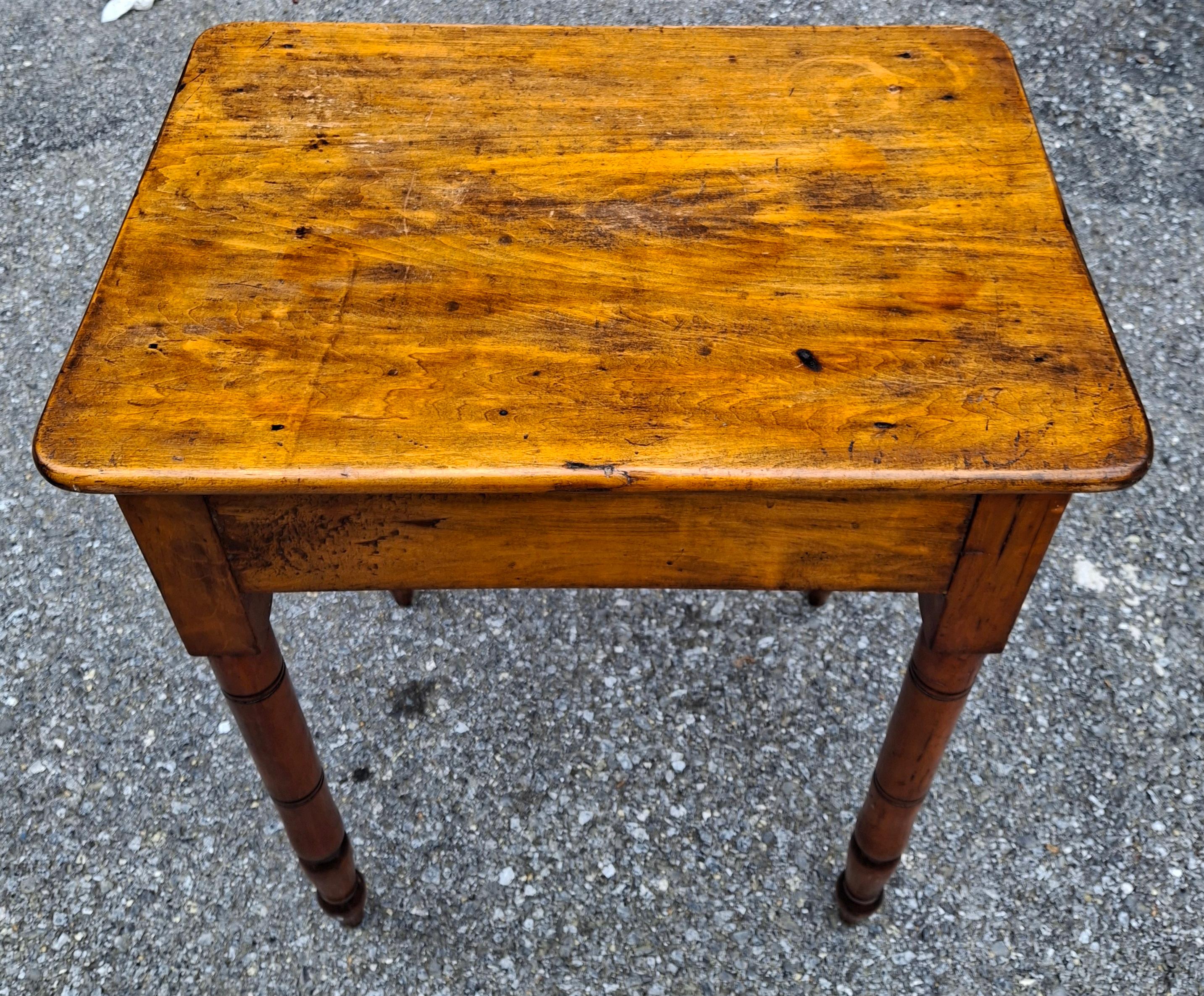 Mesa auxiliar de un cajón de pino de estilo americano temprano, circa 1880s en venta 3