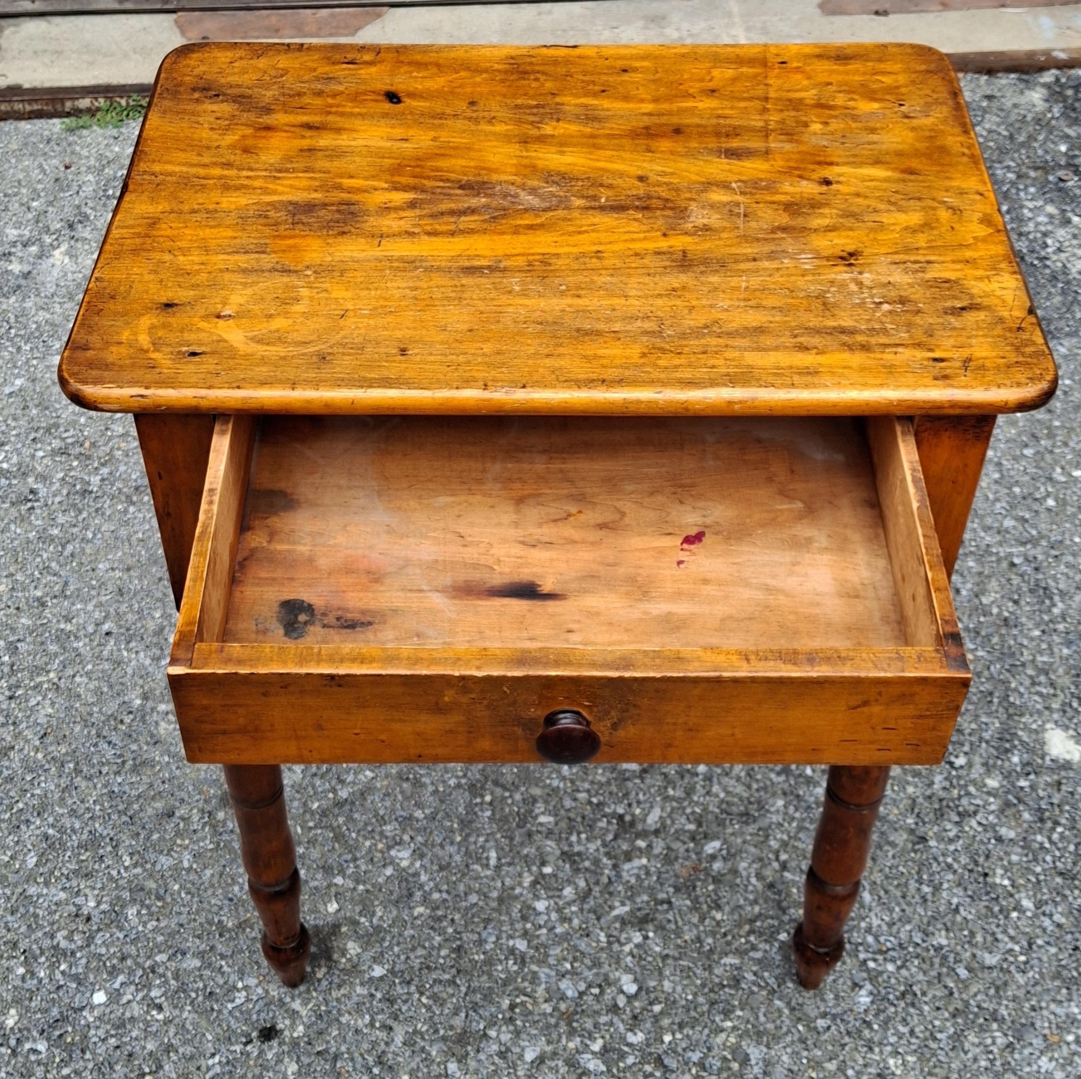Mesa auxiliar de un cajón de pino de estilo americano temprano, circa 1880s en venta 5