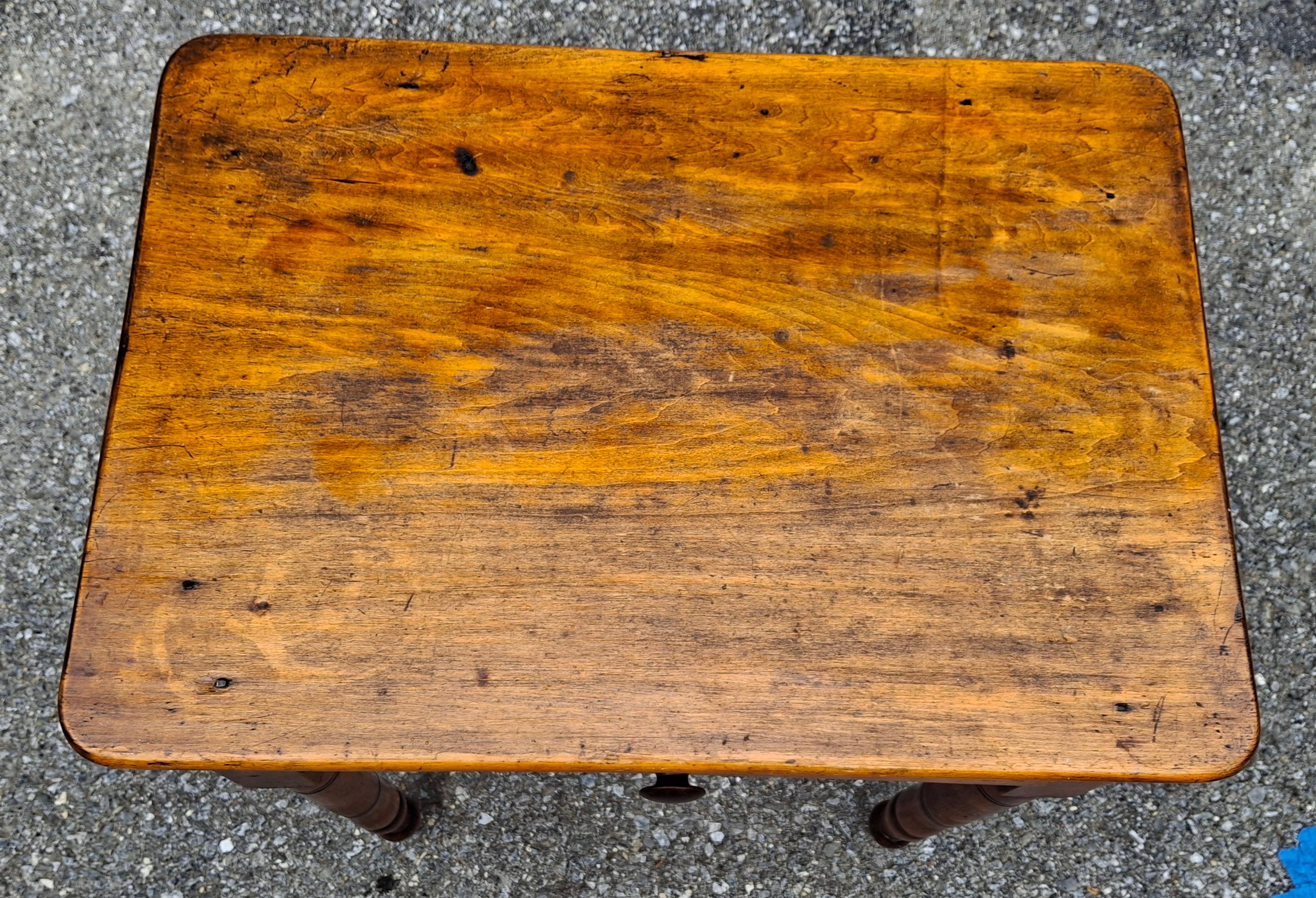Mesa auxiliar de un cajón de pino de estilo americano temprano, circa 1880s Manchado en venta