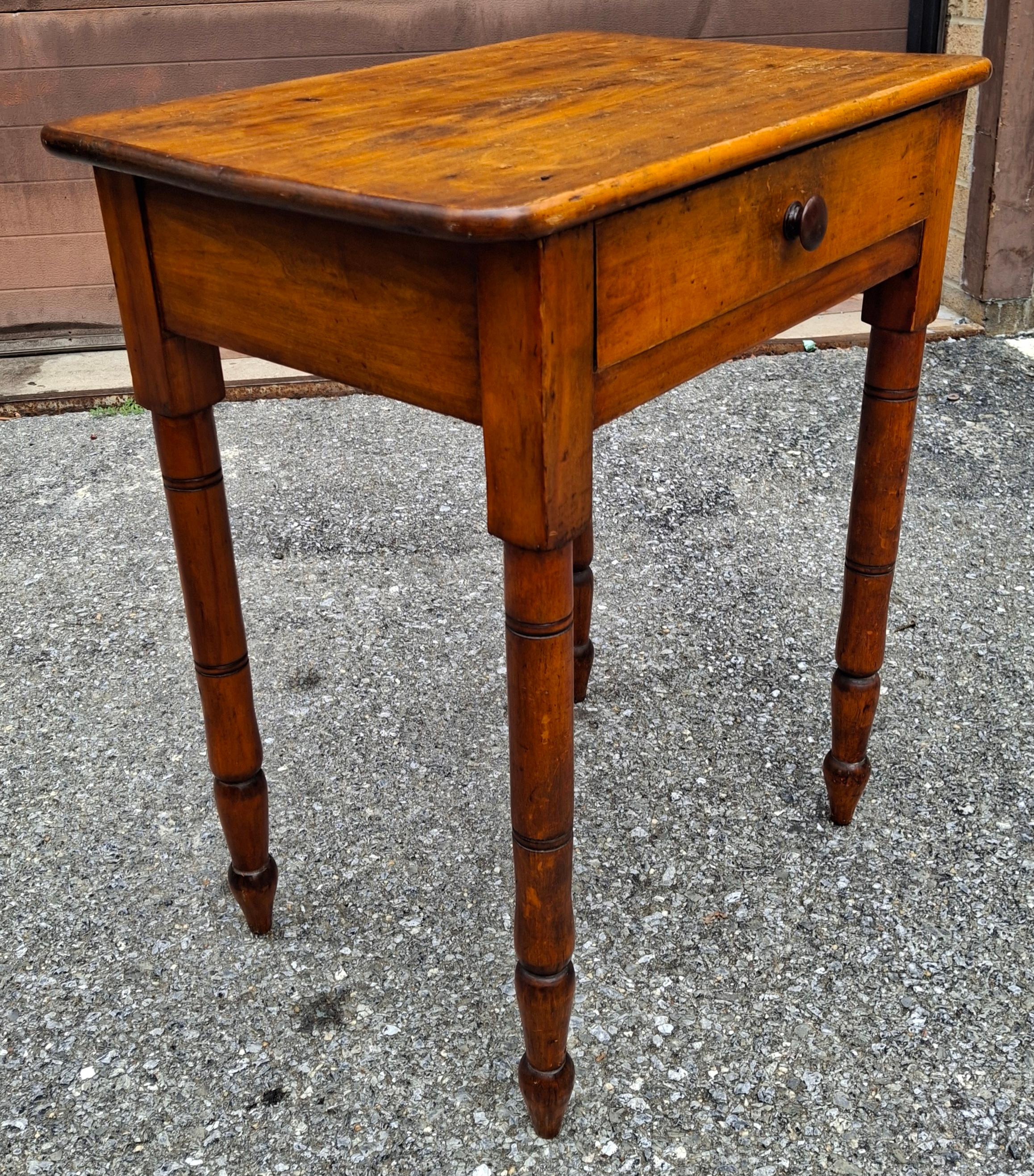 Mesa auxiliar de un cajón de pino de estilo americano temprano, circa 1880s siglo XX en venta