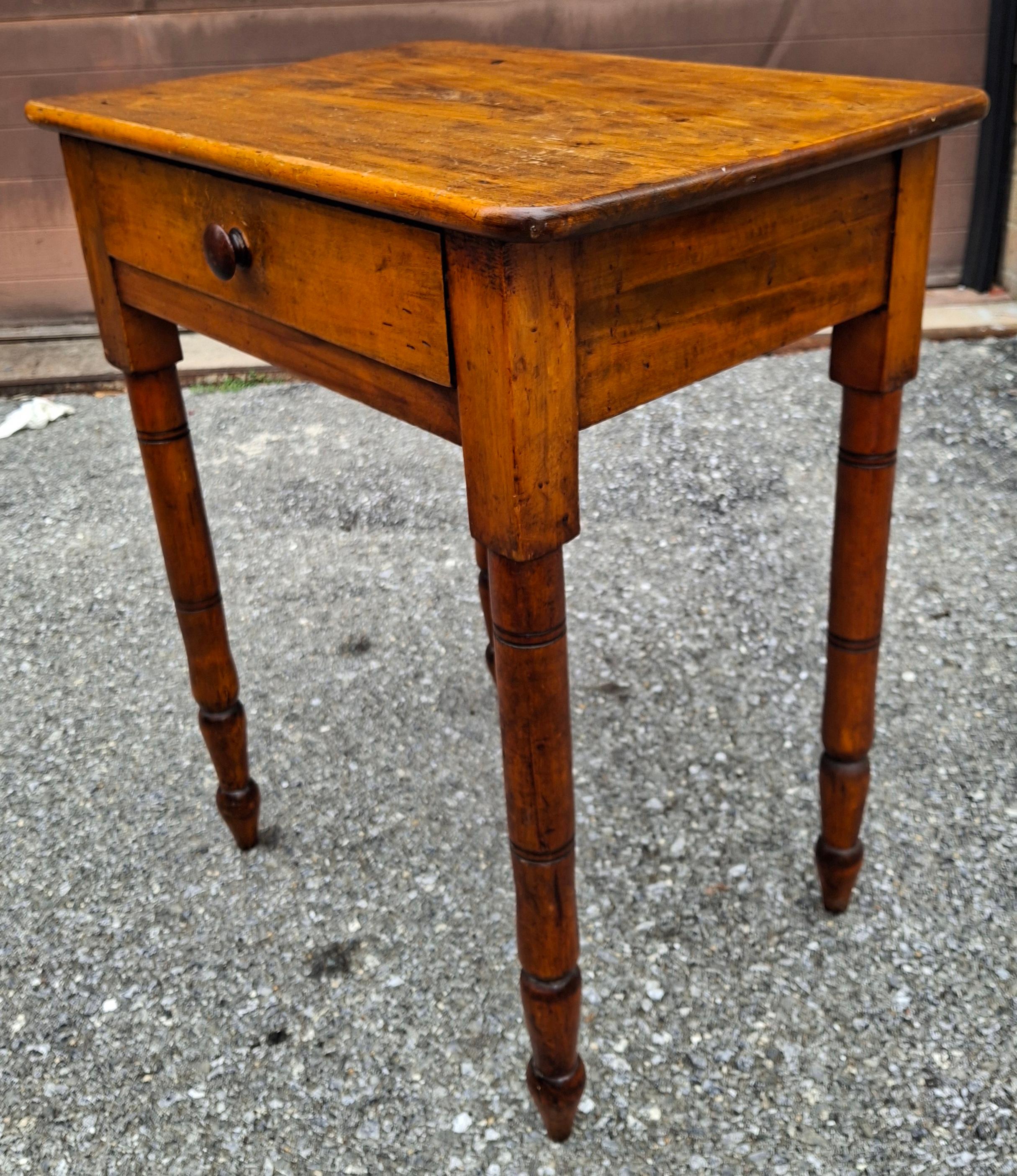 Mesa auxiliar de un cajón de pino de estilo americano temprano, circa 1880s en venta 1