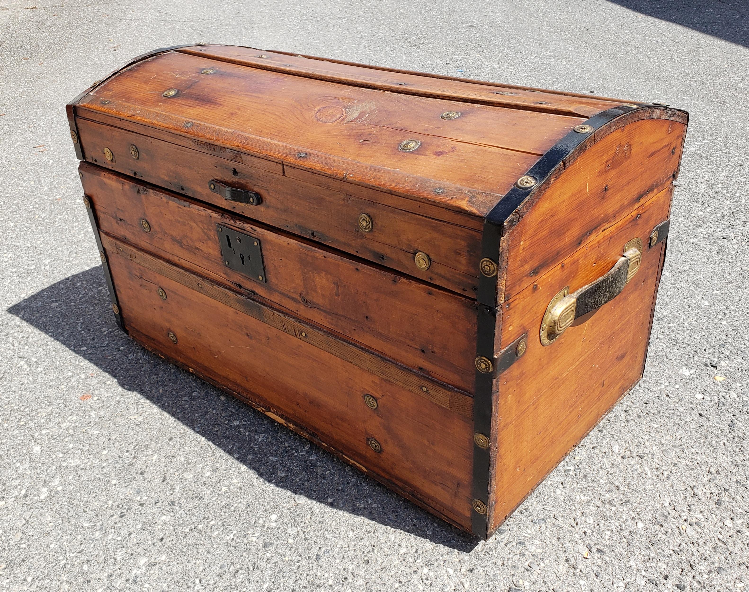 Early American Style Refinished Pine and Metal Blanket Chest / Trunk, Circa 1920 In Good Condition For Sale In Germantown, MD
