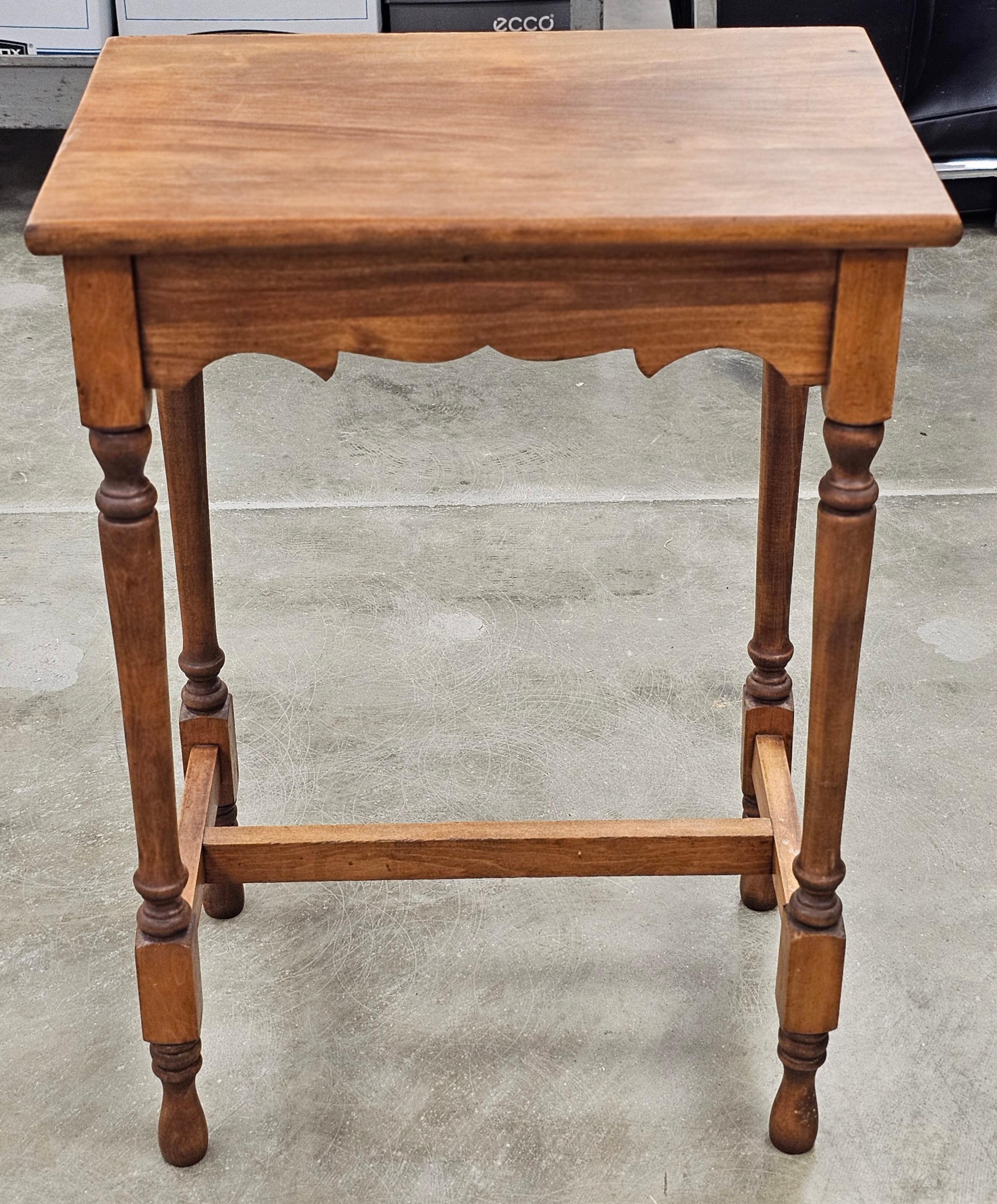 Early American Style Stained Fruitwood Side Table in great vintage condition.
Measures 18