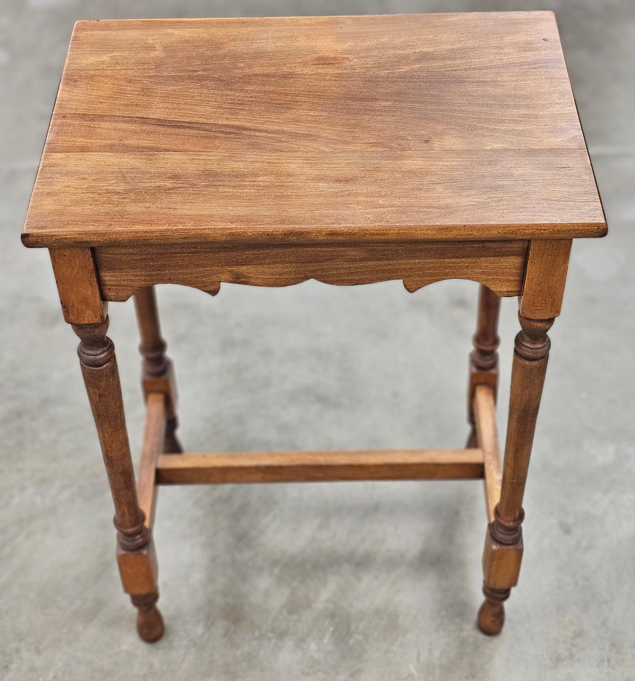 Coloniale americano Early American Style Stained Fruitwood Side Table in vendita